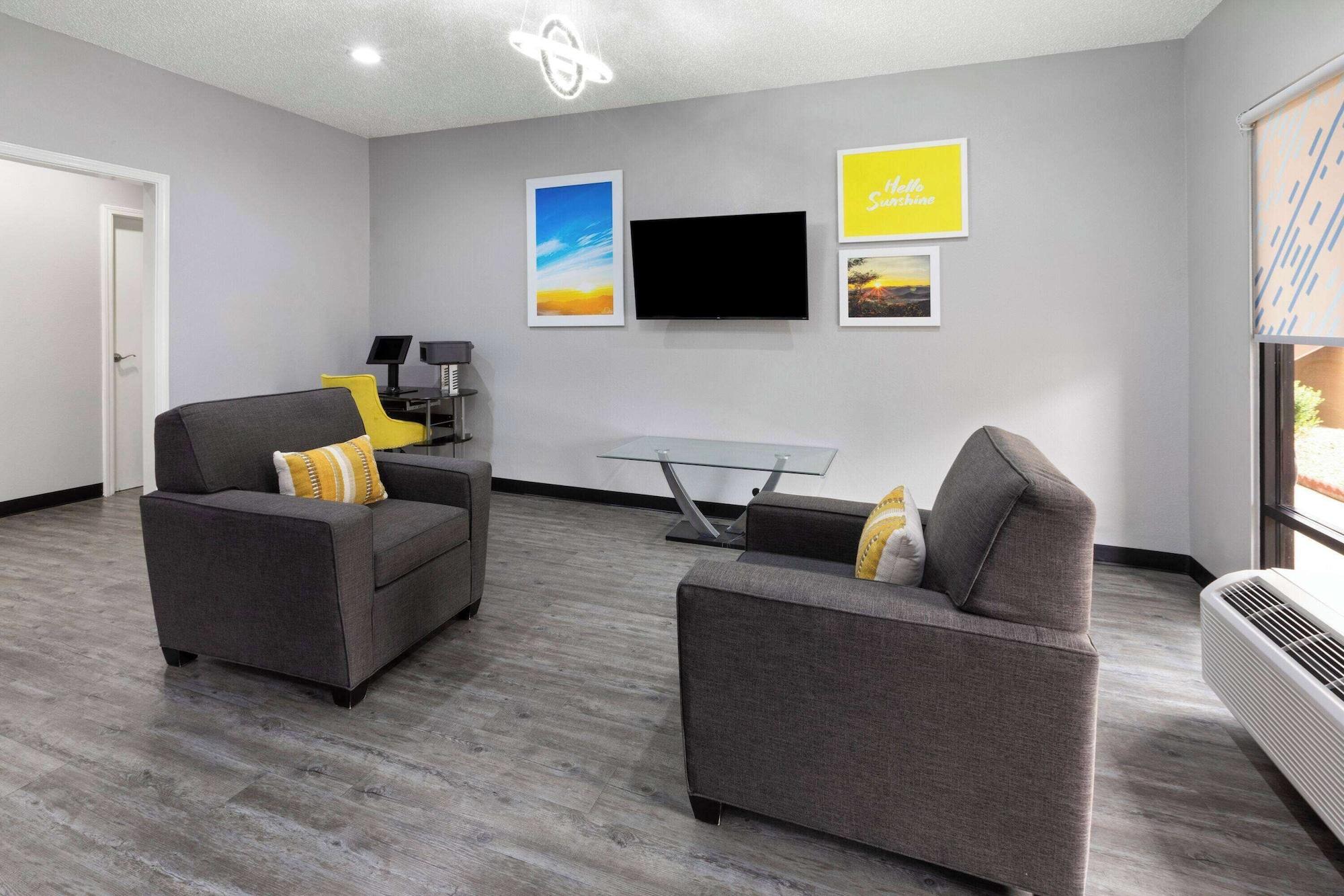 Vista Lobby Days Inn by Wyndham North Little Rock/ Maumelle