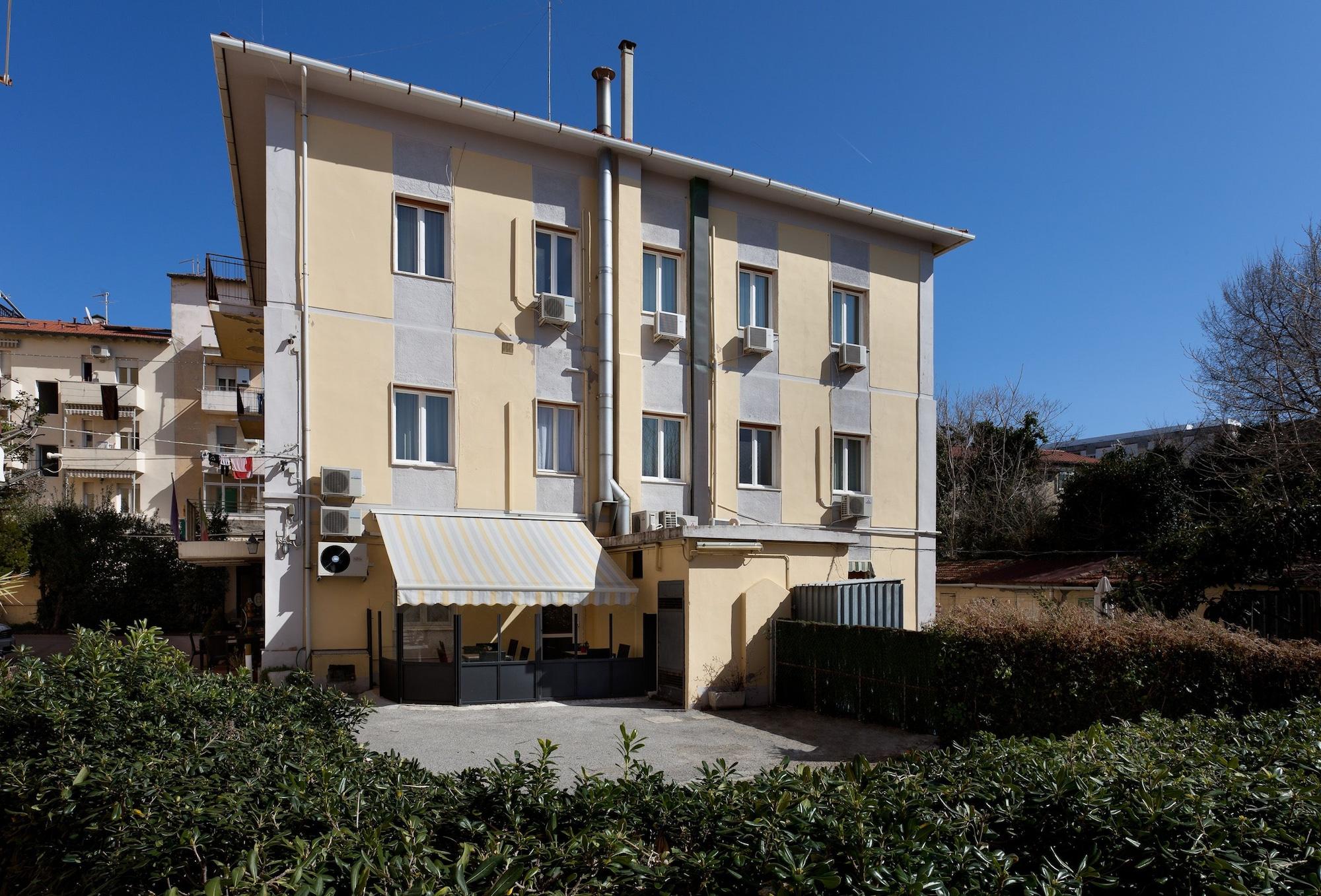 Vista Exterior Parking Hotel Giardino