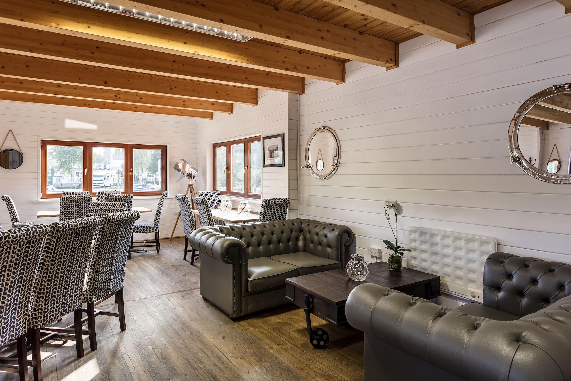 Bar/Salón Roydon Marina Village Hotel