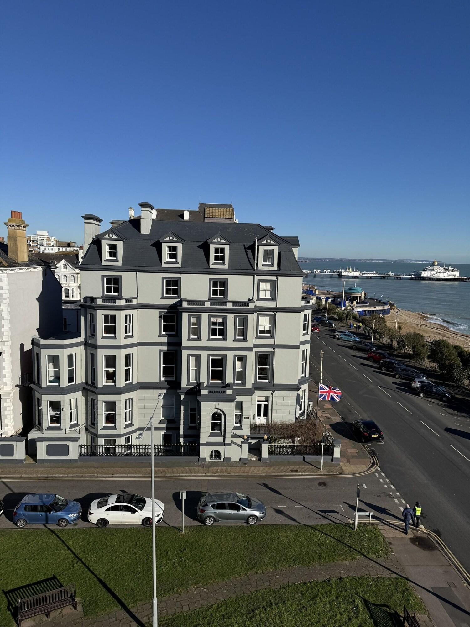 Varios West Rocks Townhouse