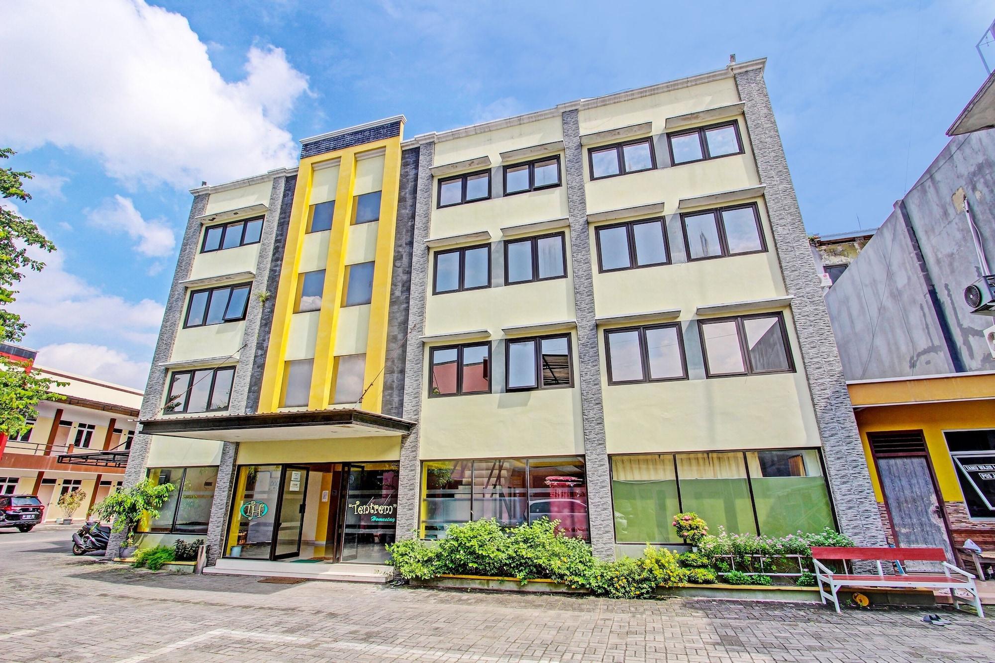 Vista Exterior SPOT ON 91398 Homestay Tentrem 1