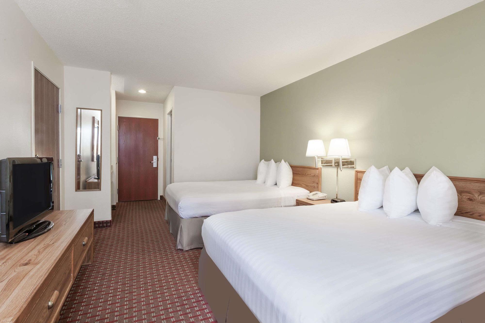 Varios Howard Johnson by Wyndham Scott Lafayette