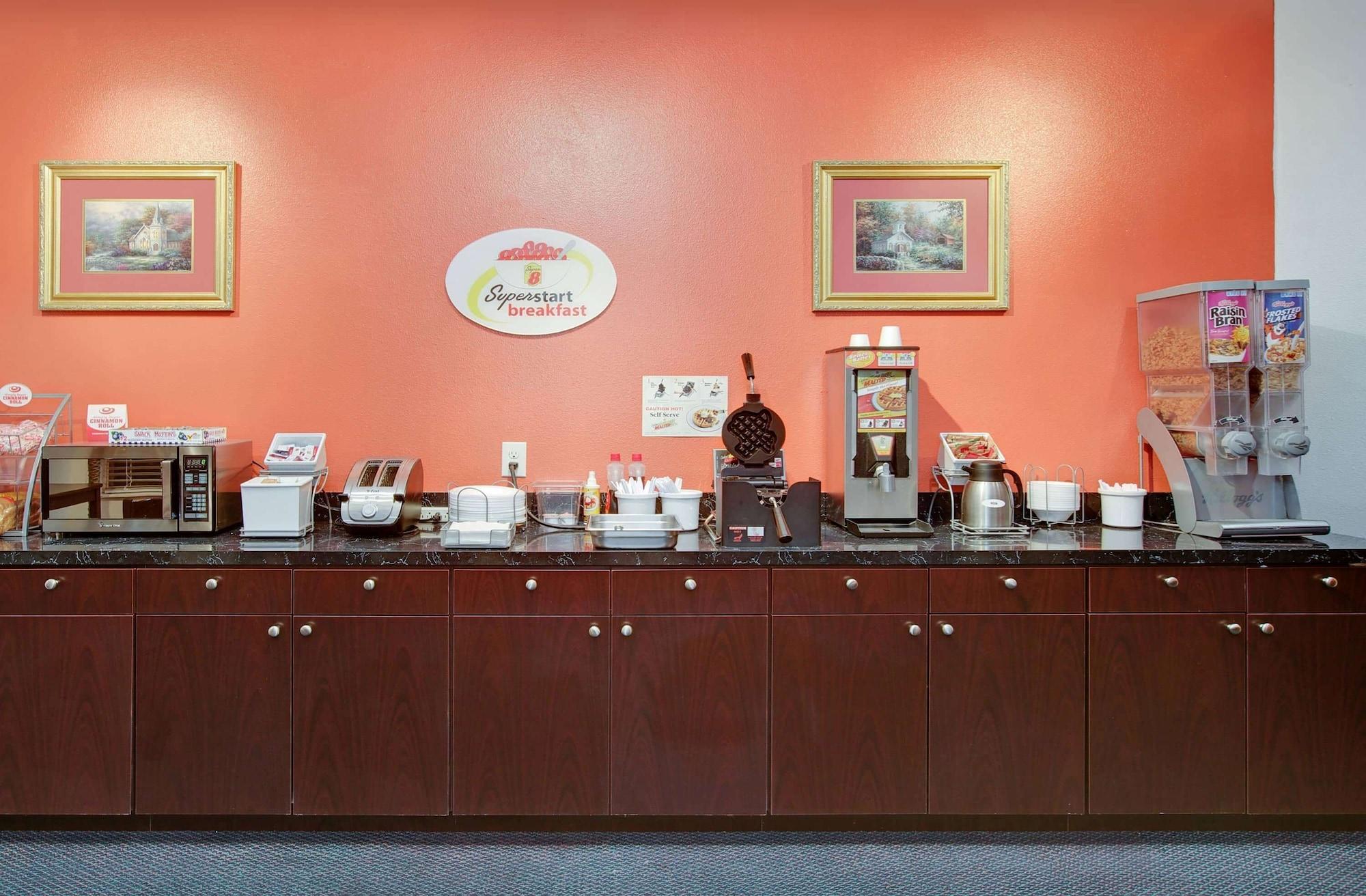 Restaurant Super 8 by Wyndham Forney/East Dallas