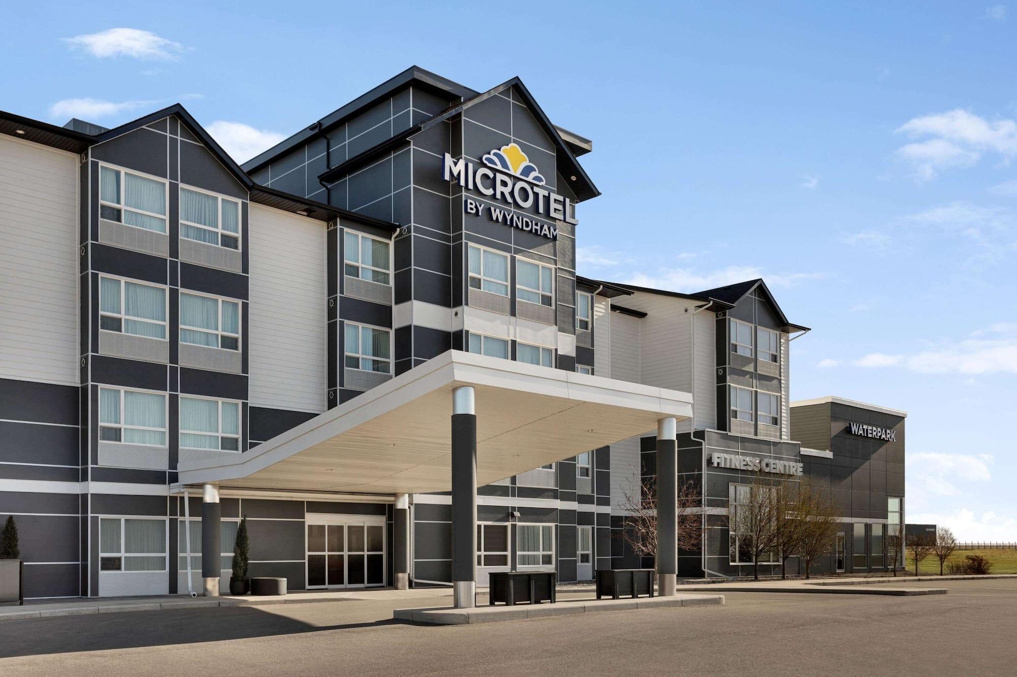 Vista Exterior Microtel Inn & Suites by Wyndham Weyburn