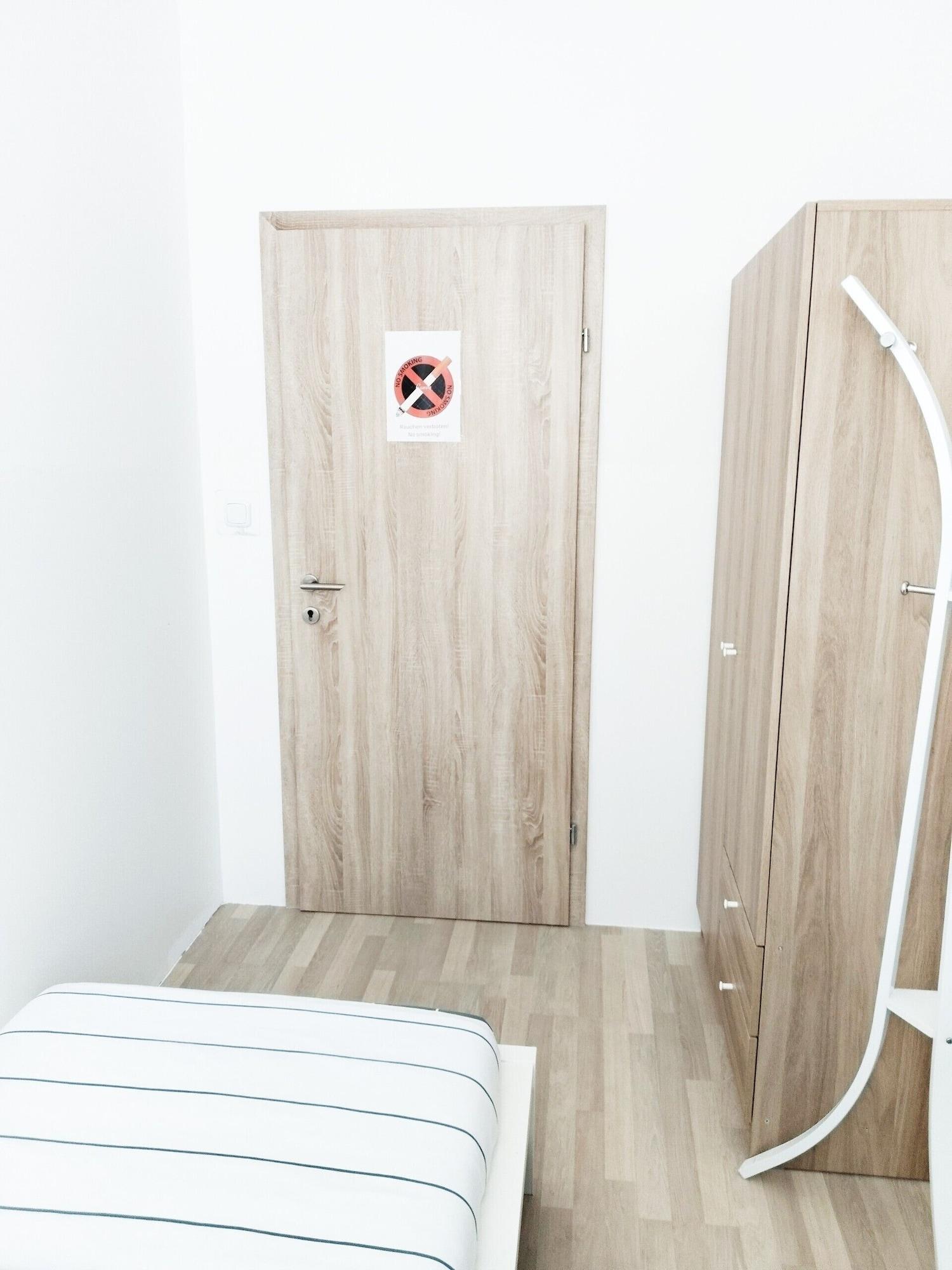 Comodidades del Alojamiento FAVORIT-ROOMS , Metro connection to Centralstation-Airport and City-Center