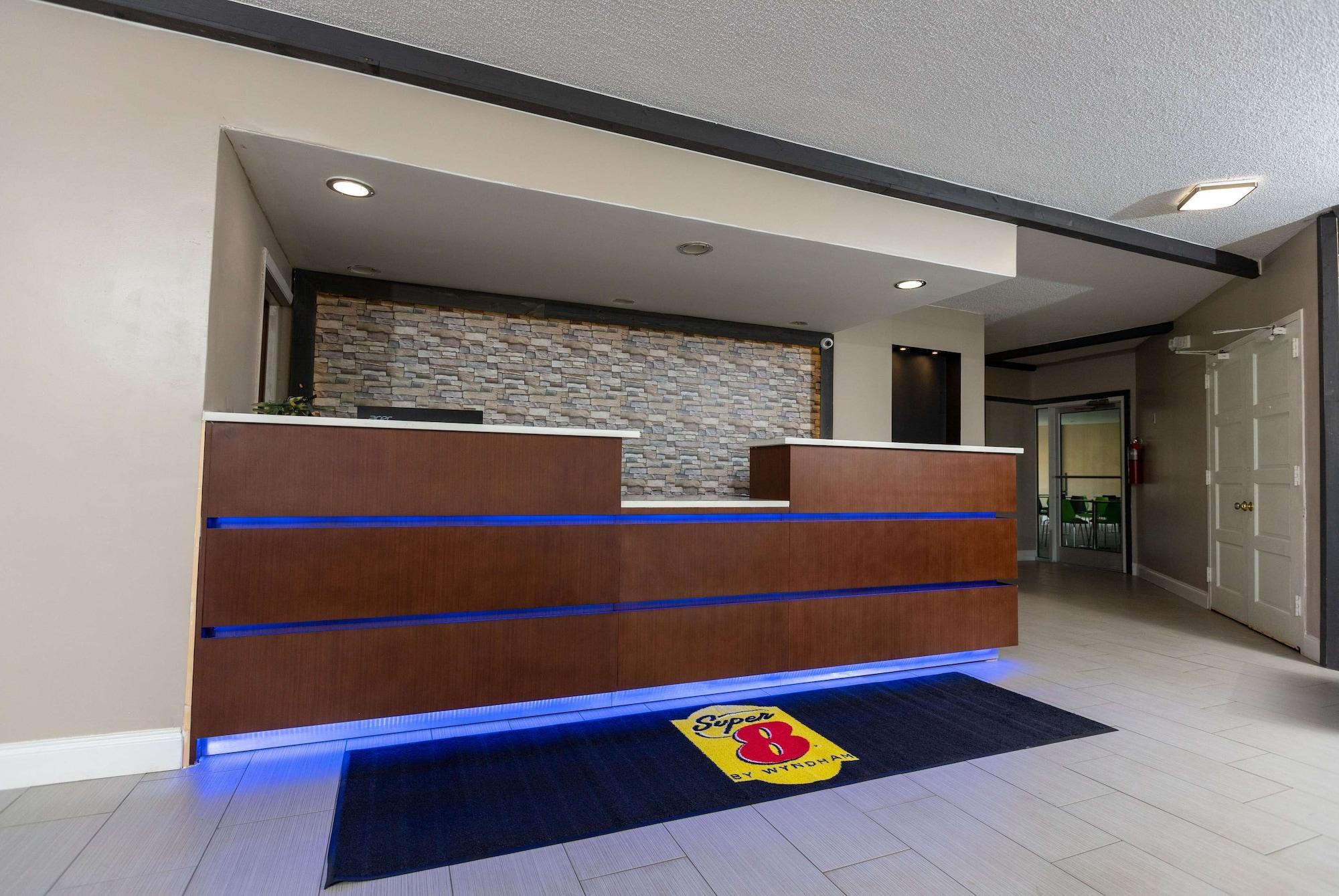 Vista Lobby Super 8 by Wyndham Goldsboro