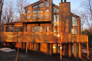Alquiler Vacacional - Magical Lake View Home-Hot Tub, Game & Poker rooms, Pool, Fire Pit, Kayaks, AC!