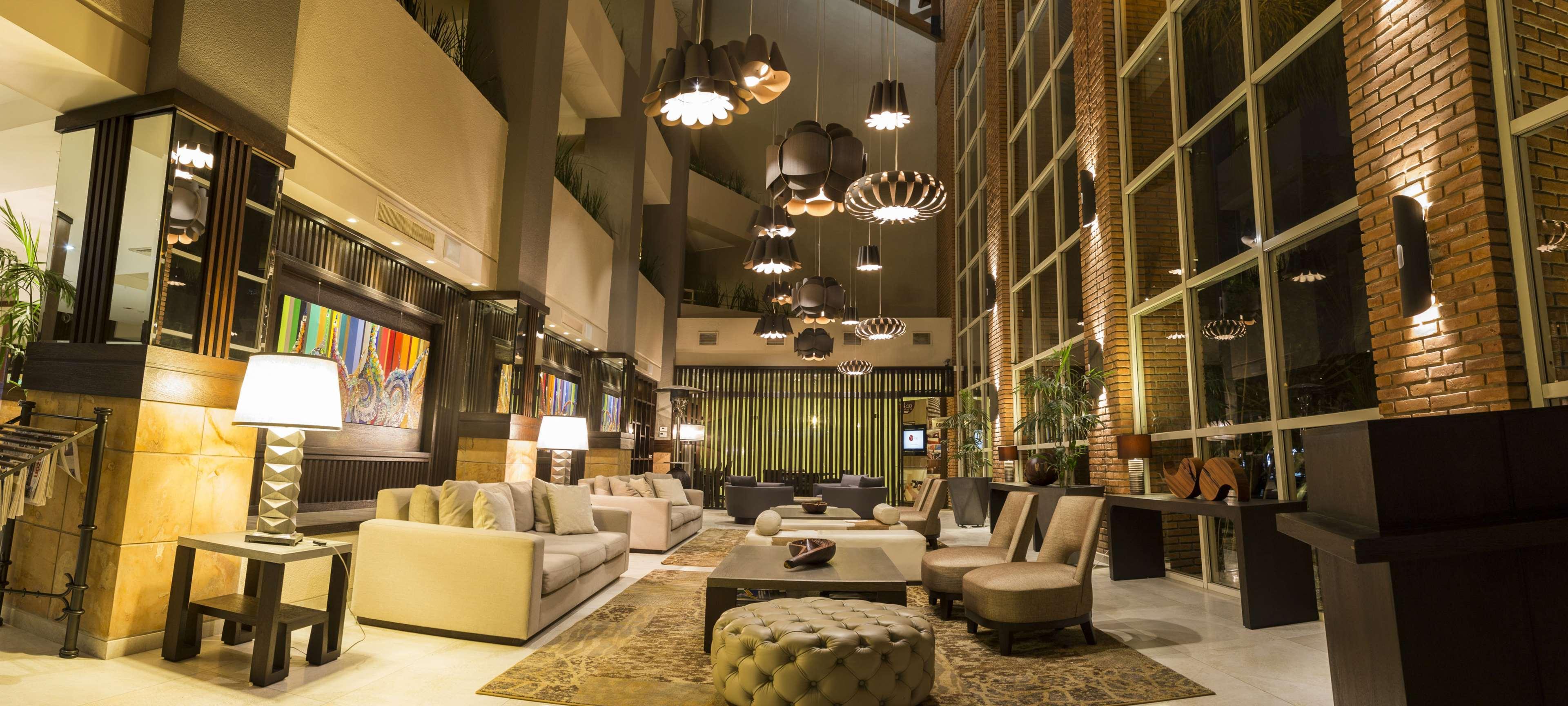 Vista Lobby Camino Real Hotel