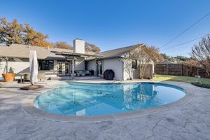 Alquiler Vacacional - 2 Mi to Galleria Dallas: Group Retreat w/ Yard!