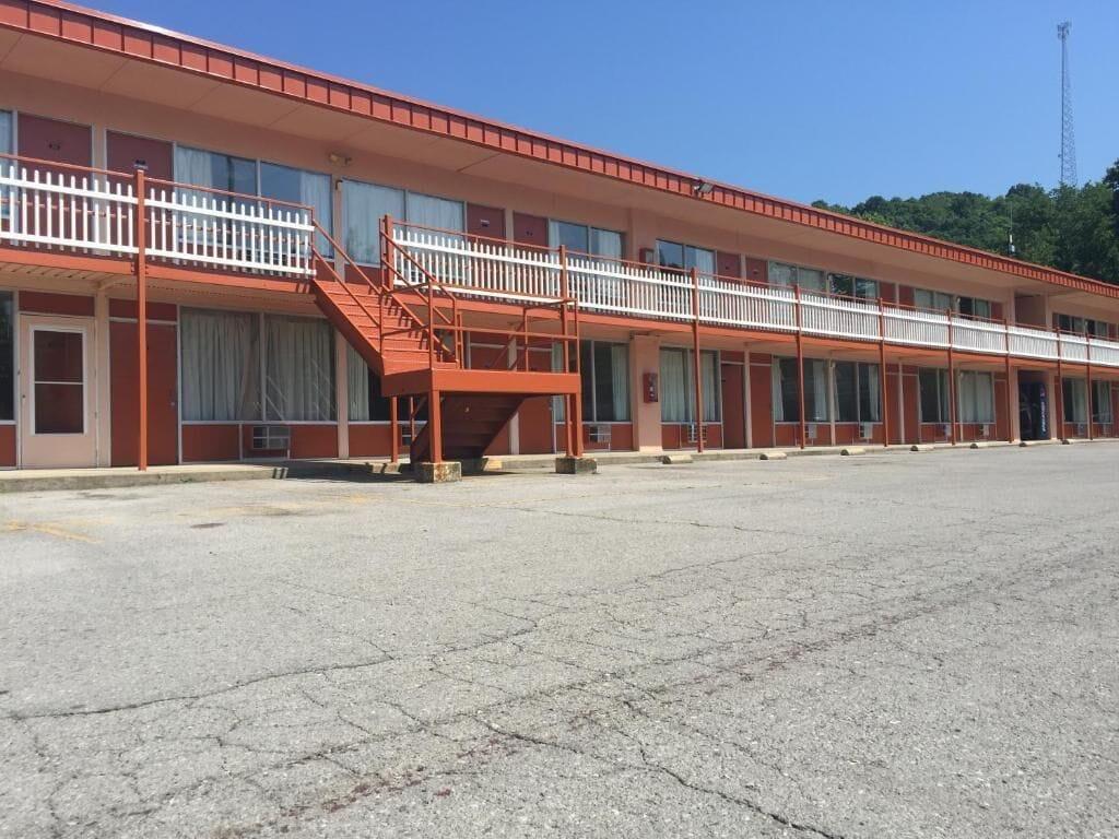 Varios Daniel Boone Motor Inn