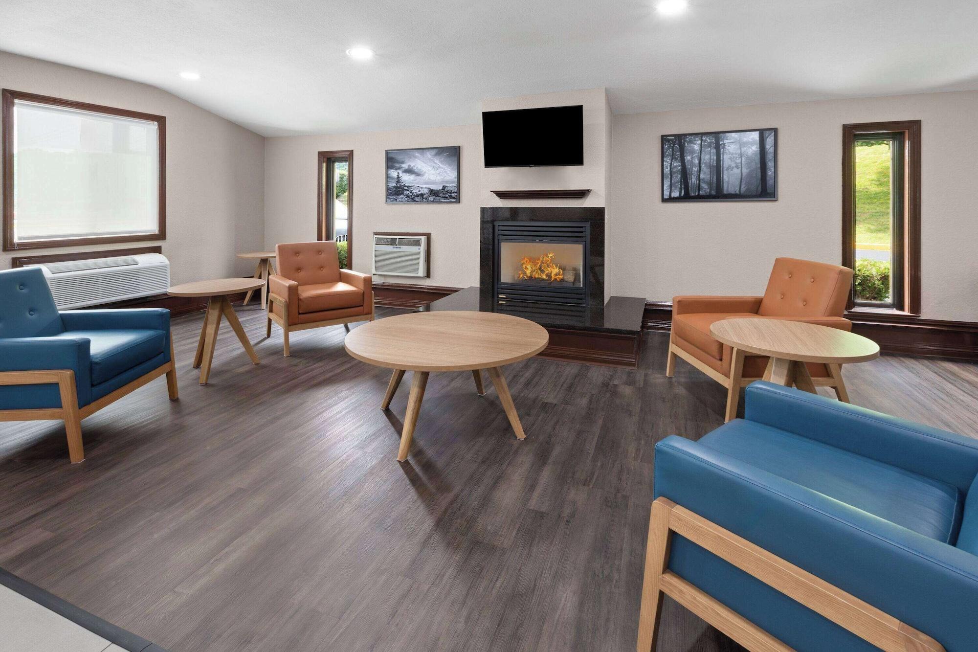 Vista Lobby Super 8 by Wyndham Bridgeport/Clarksburg Area