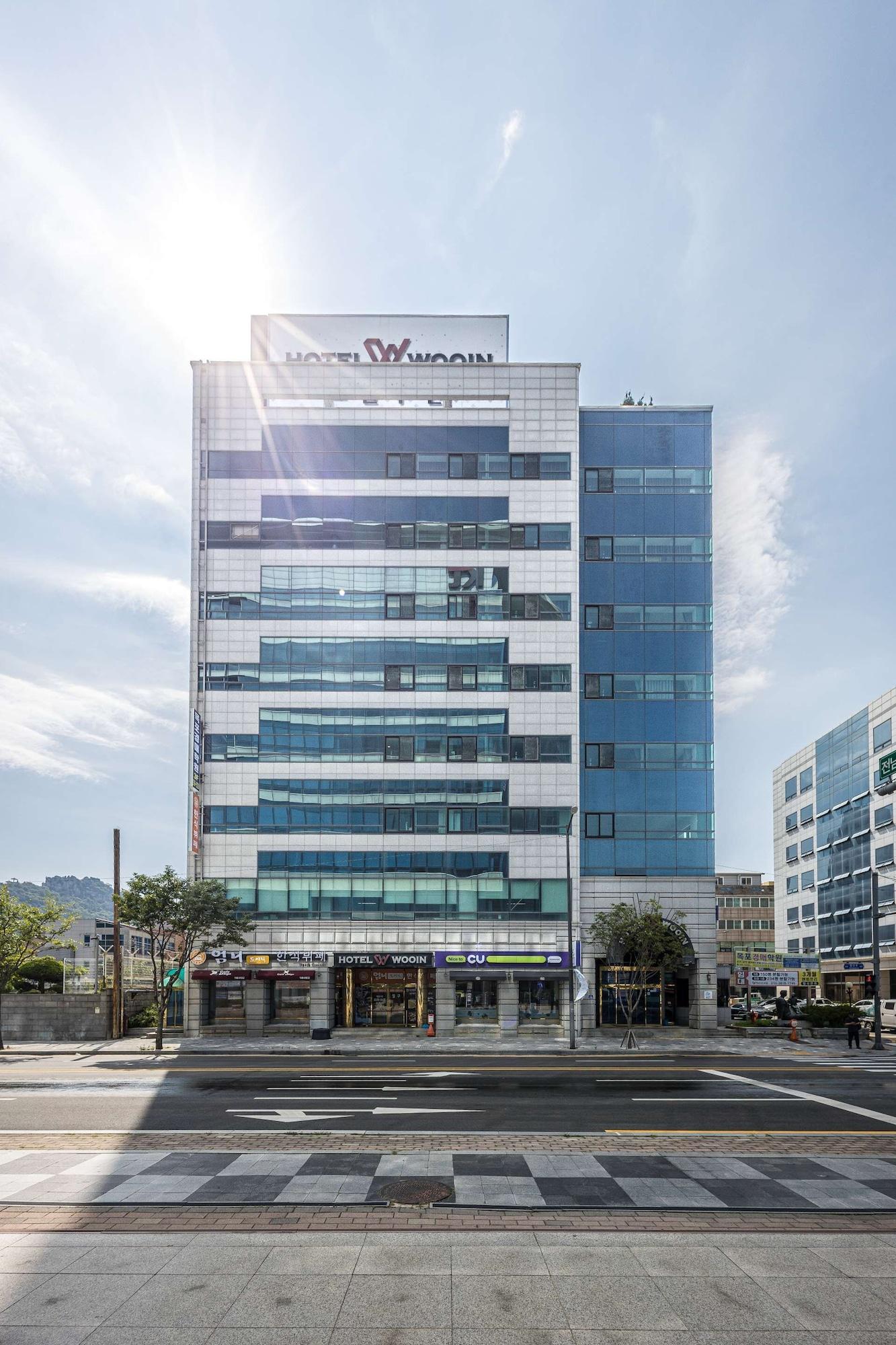 Vista Exterior Hotel Wooin