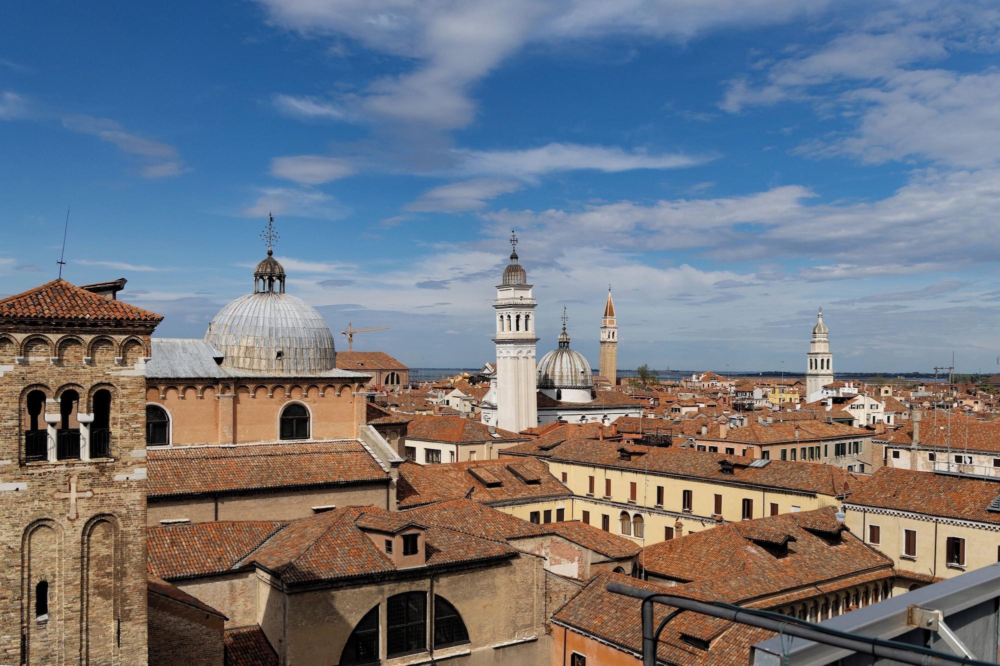Varios Londra Palace Venezia