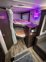 Alquiler Vacacional - Little home on wheels! RV with free parking on premises