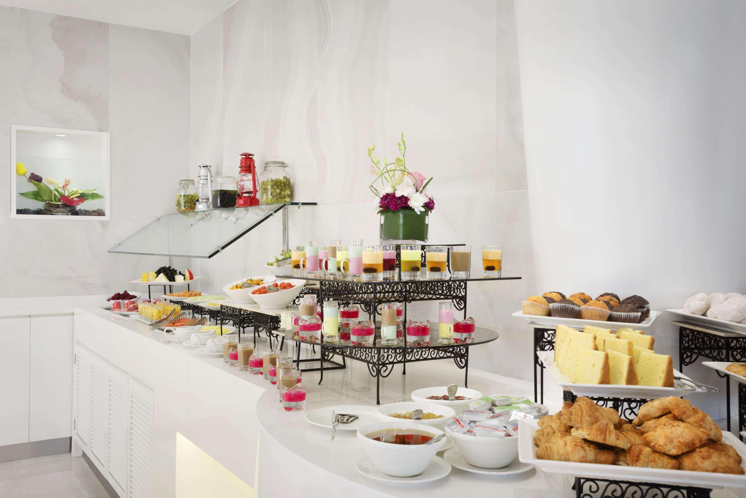 Restaurant Ramada by Wyndham Abu Dhabi Corniche