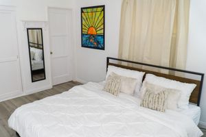 Alquiler Vacacional - SUBMERSIVE ART KING BED WIFI SANITIZED DOWNTOWN