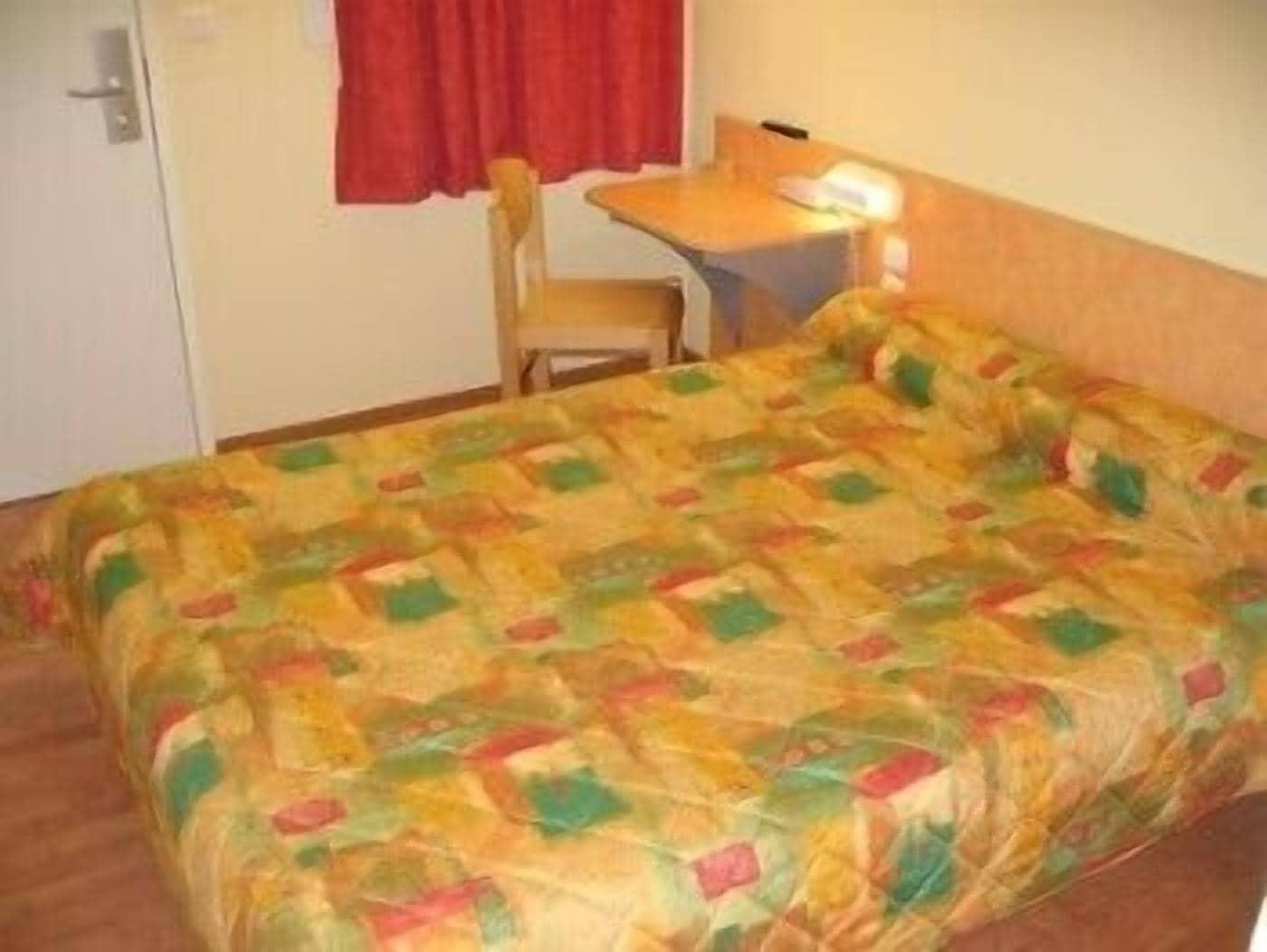 Habitación Logis Hôtel Cruzel