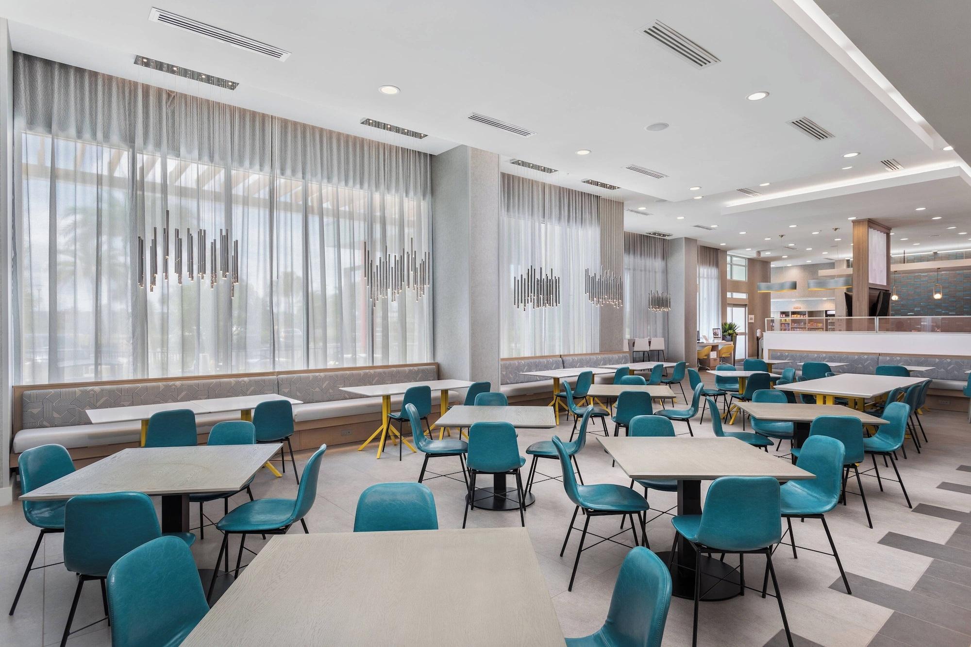 Restaurant TownePlace Suites by Marriott Orlando Near Universal