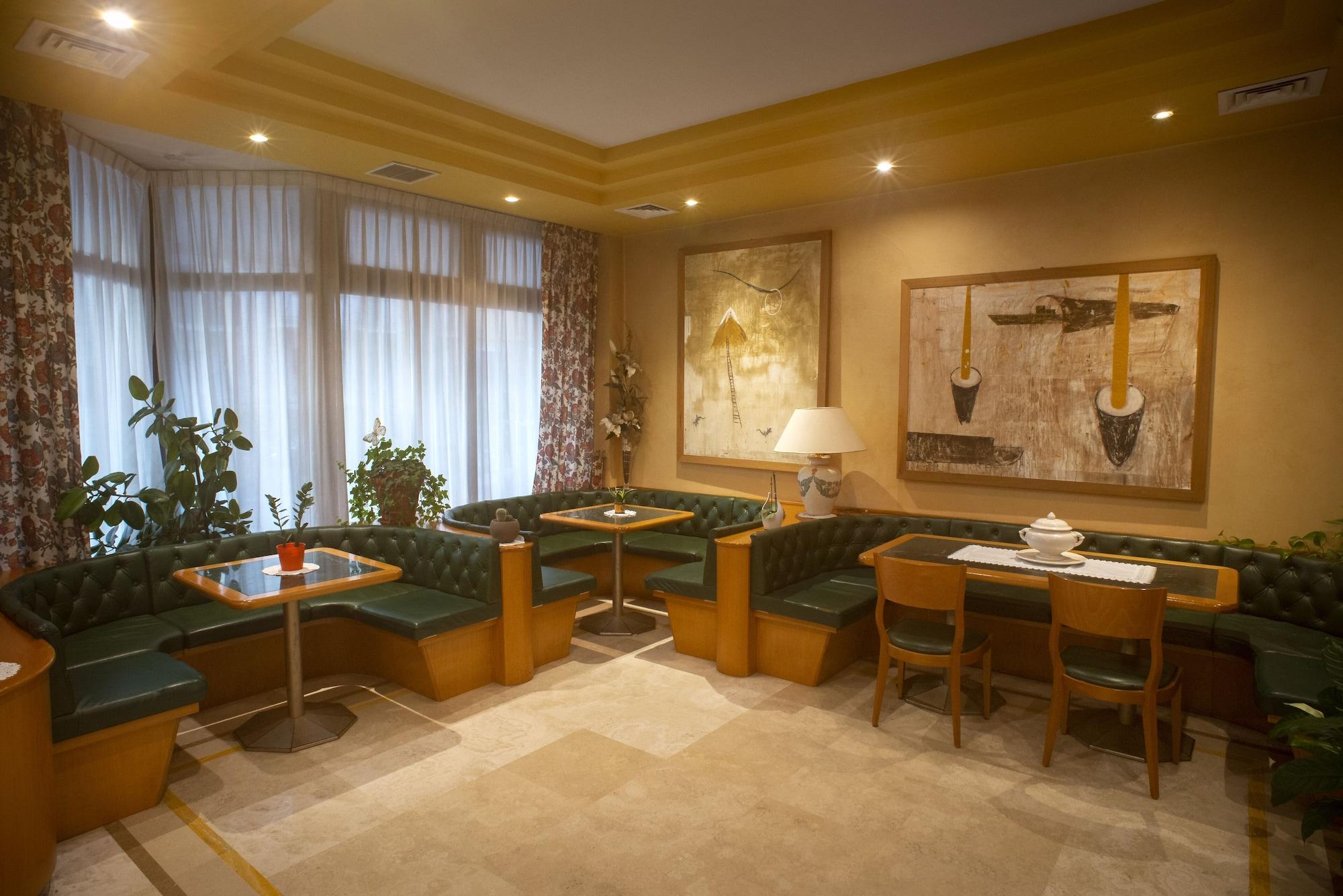 Bar/Salón Hotel Lory