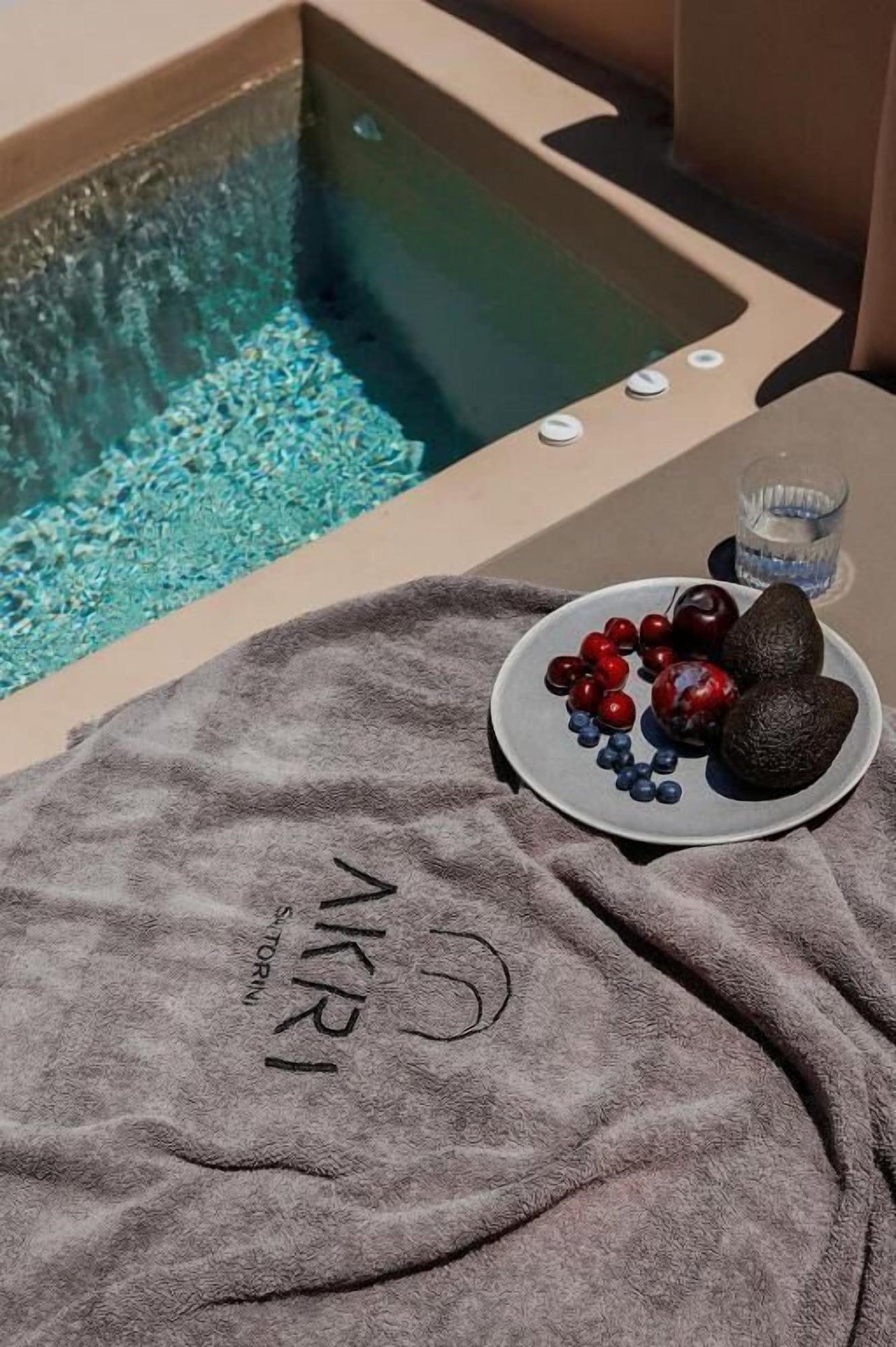 Vista Piscina Akri Santorini with heated Jacuzzi