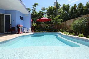 Alojamiento - Fantasy Island Inn – Caters to Men