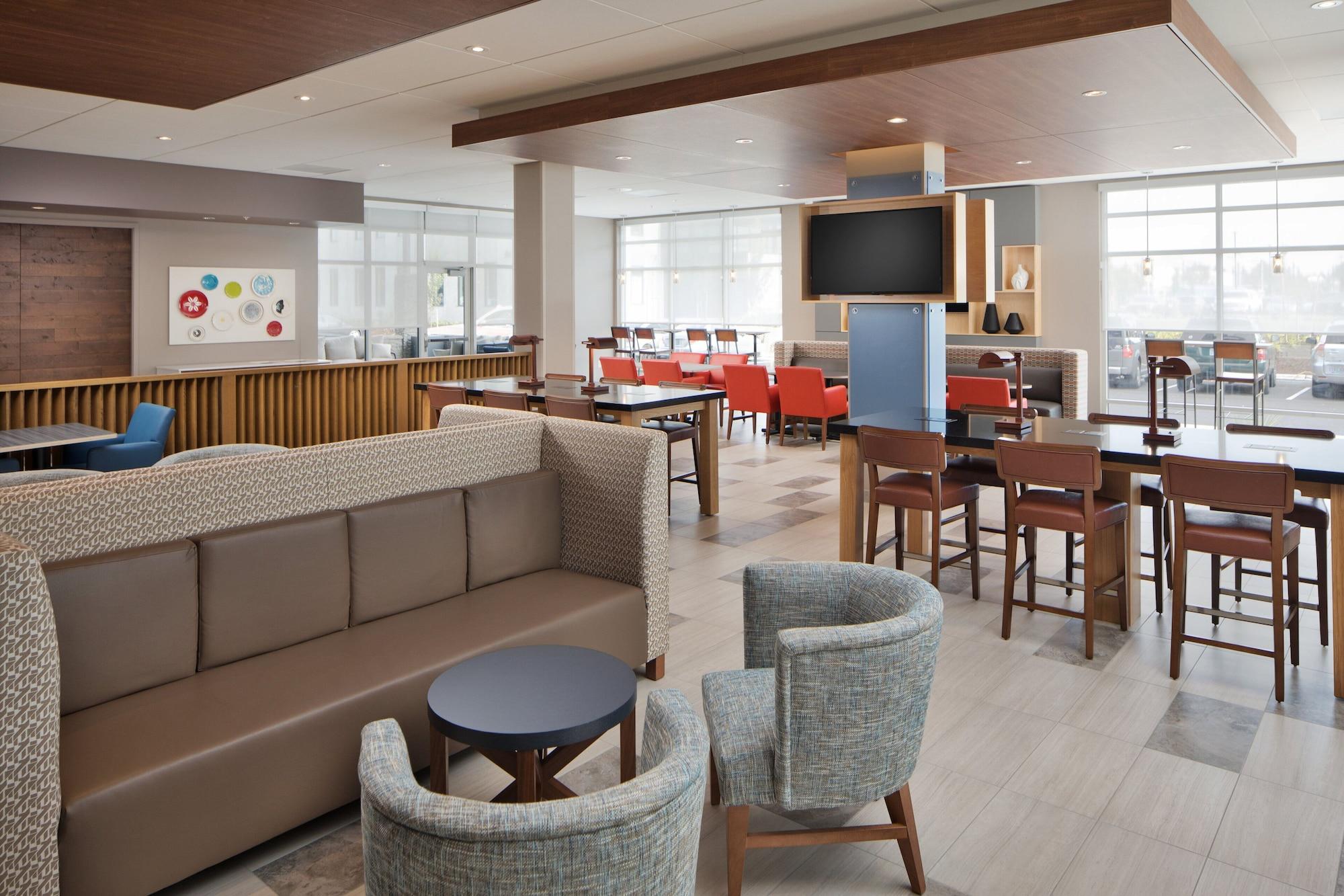 Vista Lobby Holiday Inn Express & Suites Portland Airport - Cascade Stn by IHG
