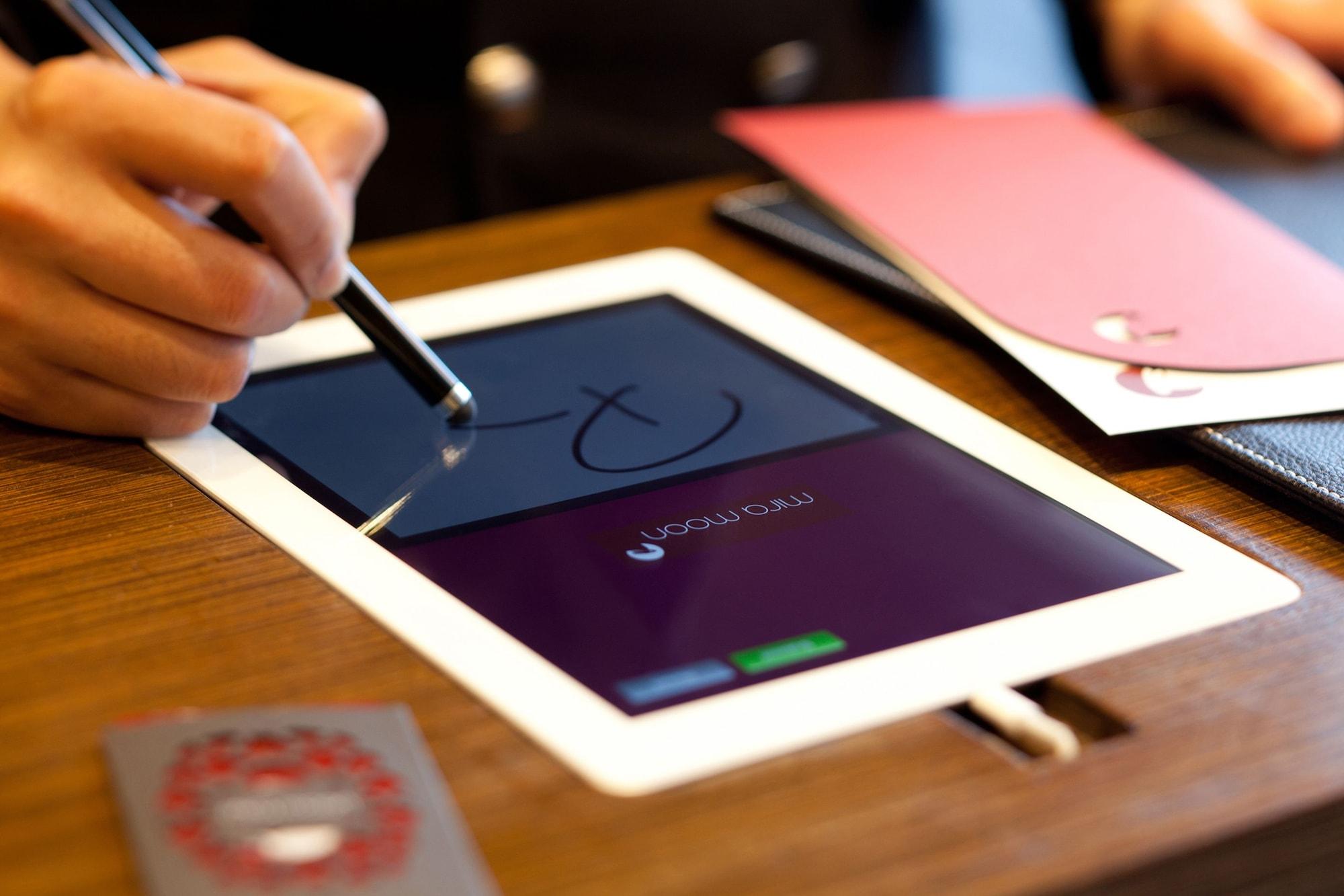 Vista Lobby Mira Moon