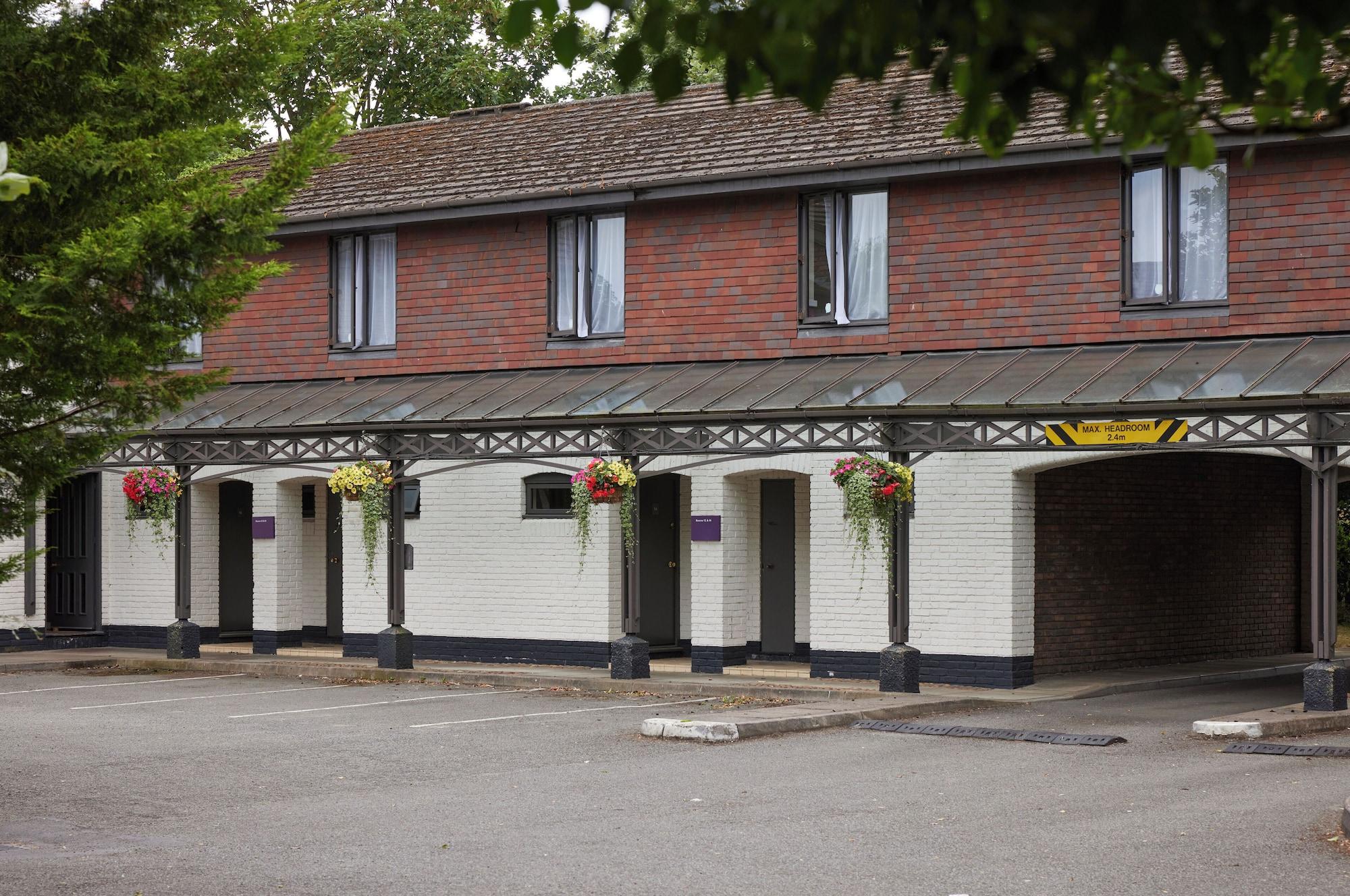 Vista Exterior Cross Roads Hotel by Greene King Inns