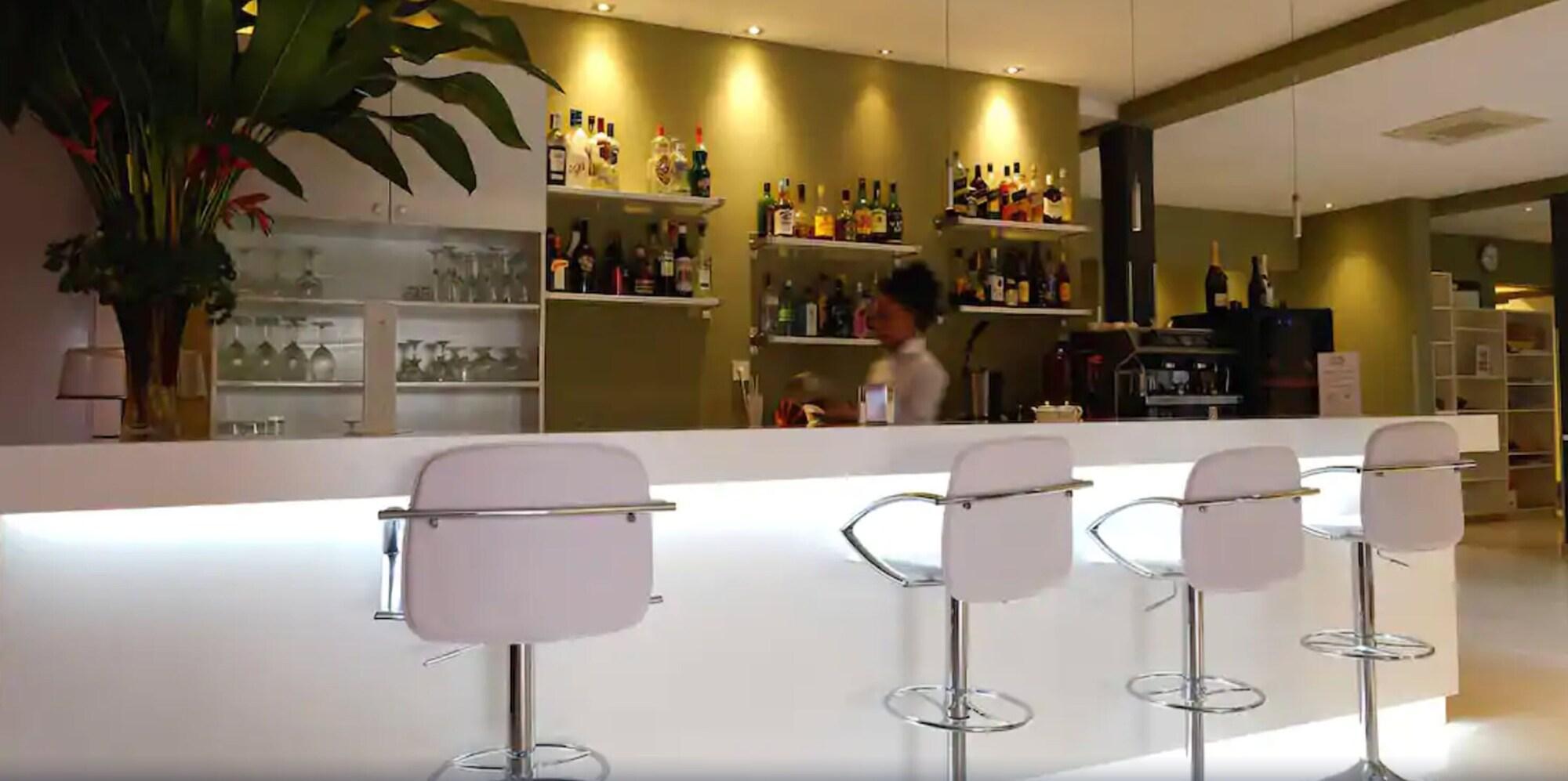 Bar/Salón Magno Suites