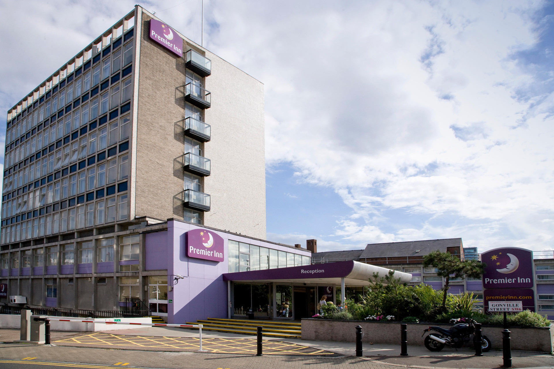 Vista Exterior Premier Inn London Putney Bridge