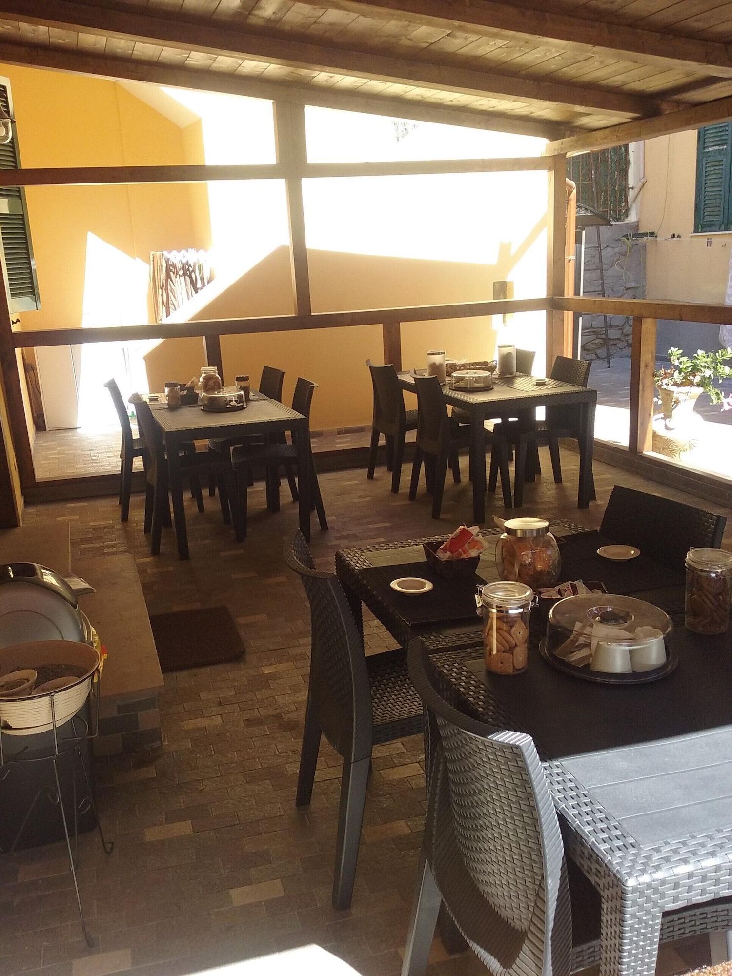 Vista Exterior Guesthouse outside the Port