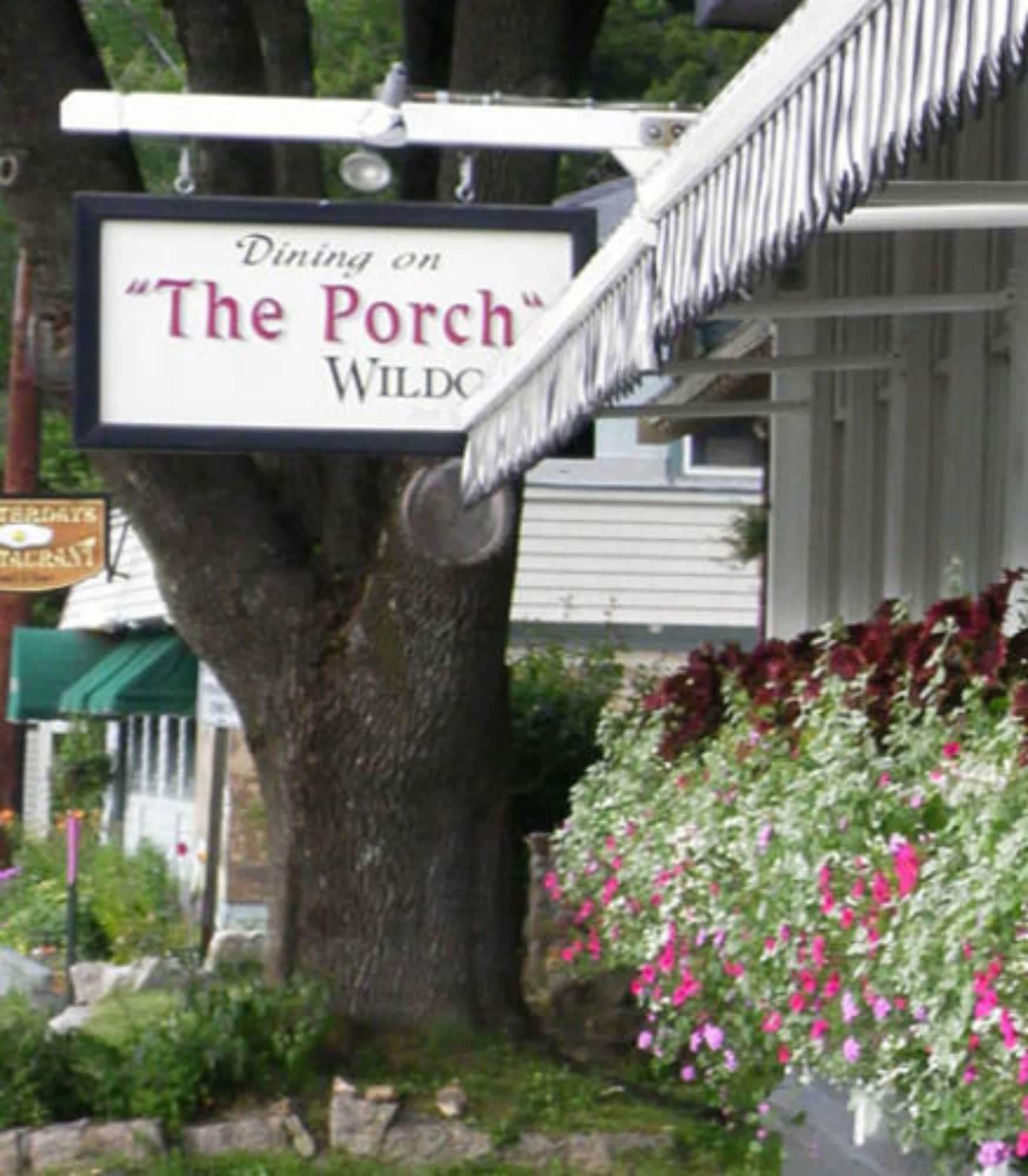Varios Wildcat Inn & Tavern