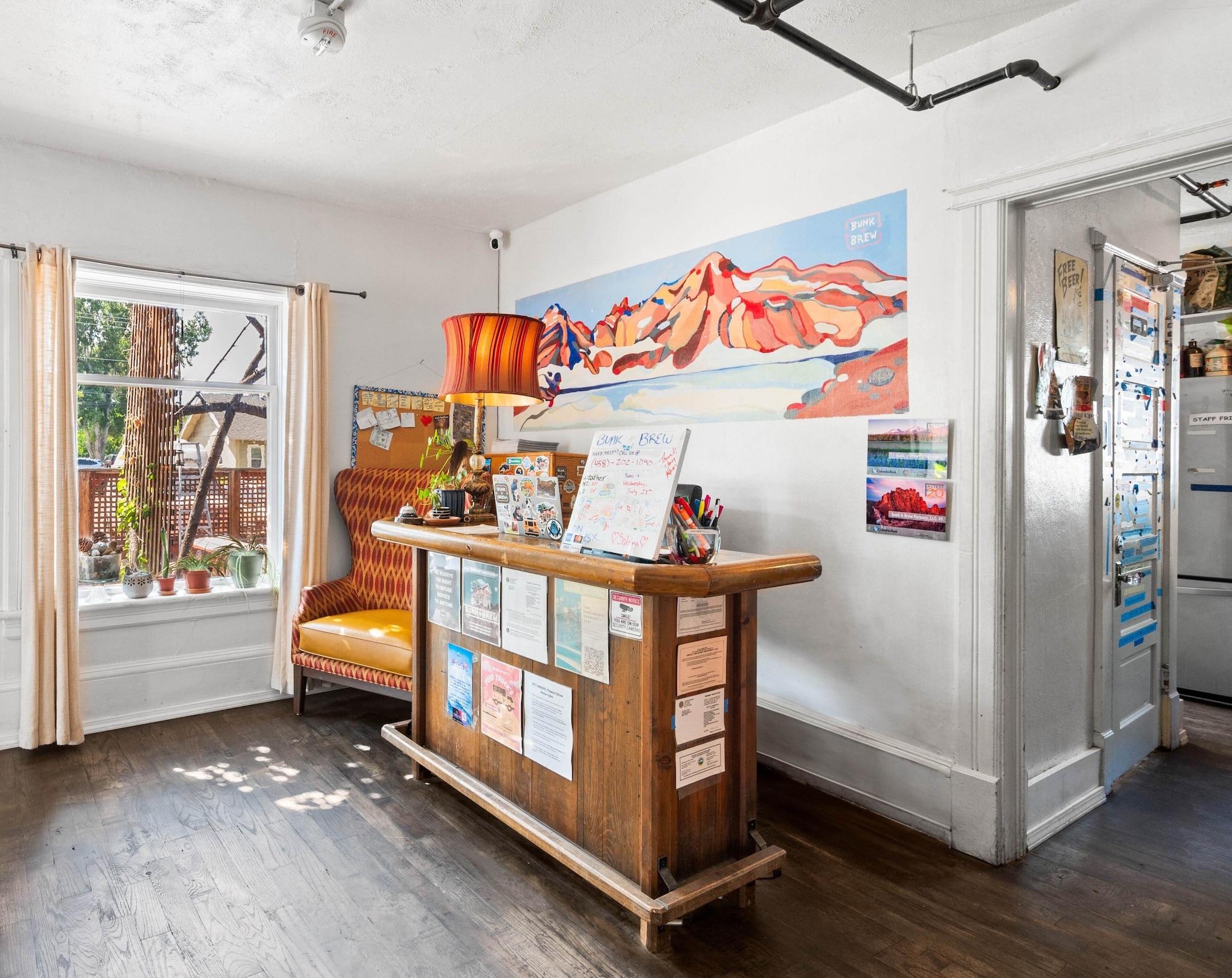 Vista Lobby Bunk+Brew Historic Lucas House - Hostel