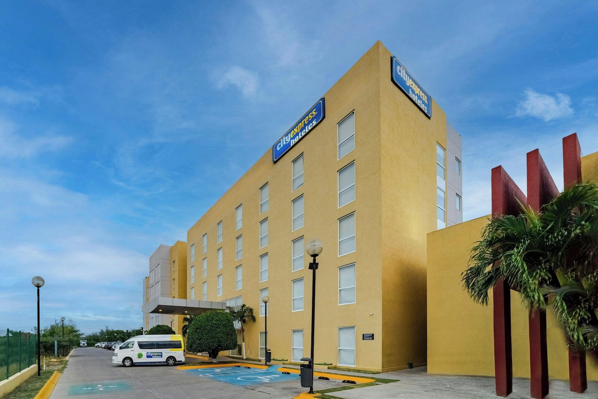 Vista Exterior City Express by Marriott Salina Cruz