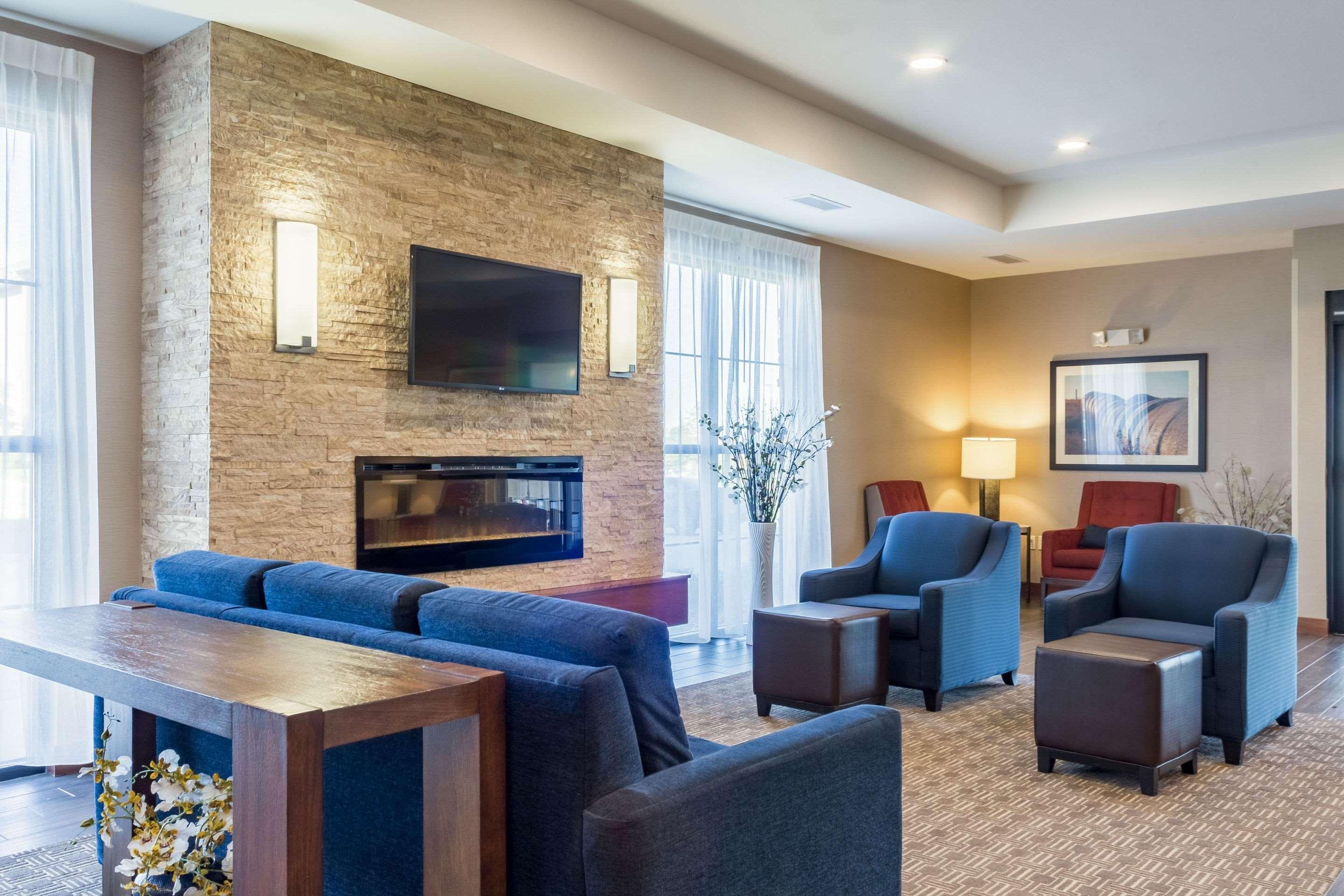 Vista Lobby Comfort Inn & Suites Avera Southwest