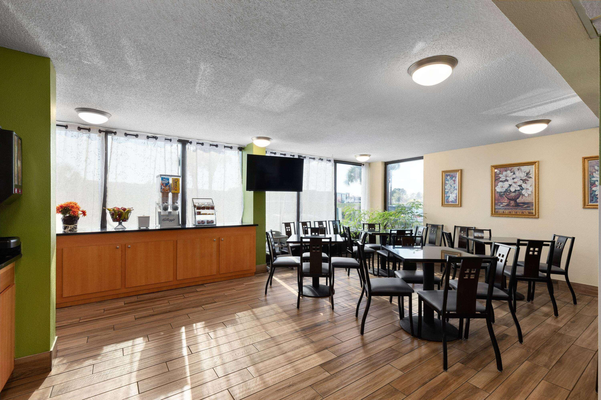 Restaurant Super 8 by Wyndham Myrtle Beach/Market Common Area