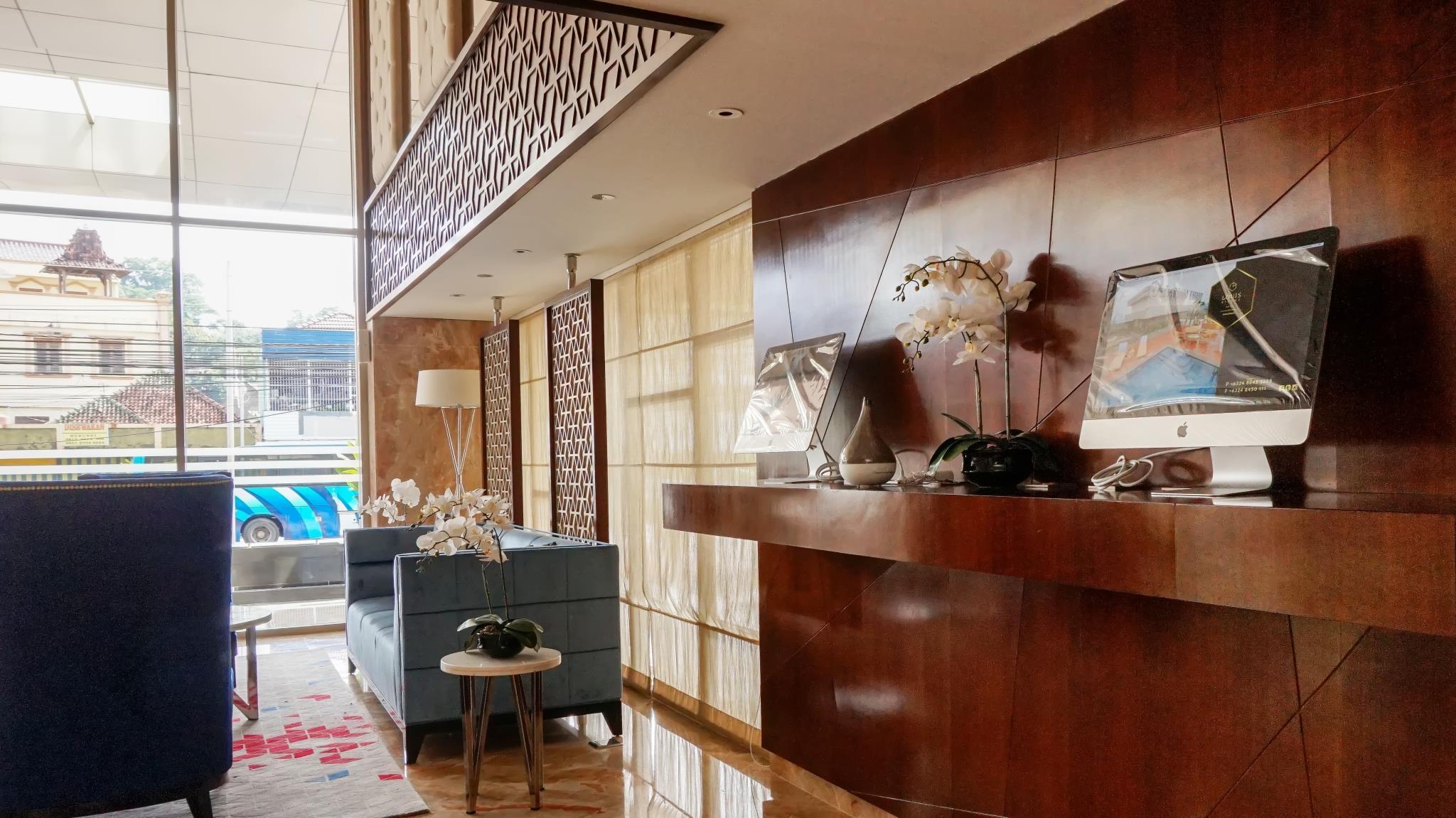 Vista Lobby Louis Kienne Hotel Pandanaran