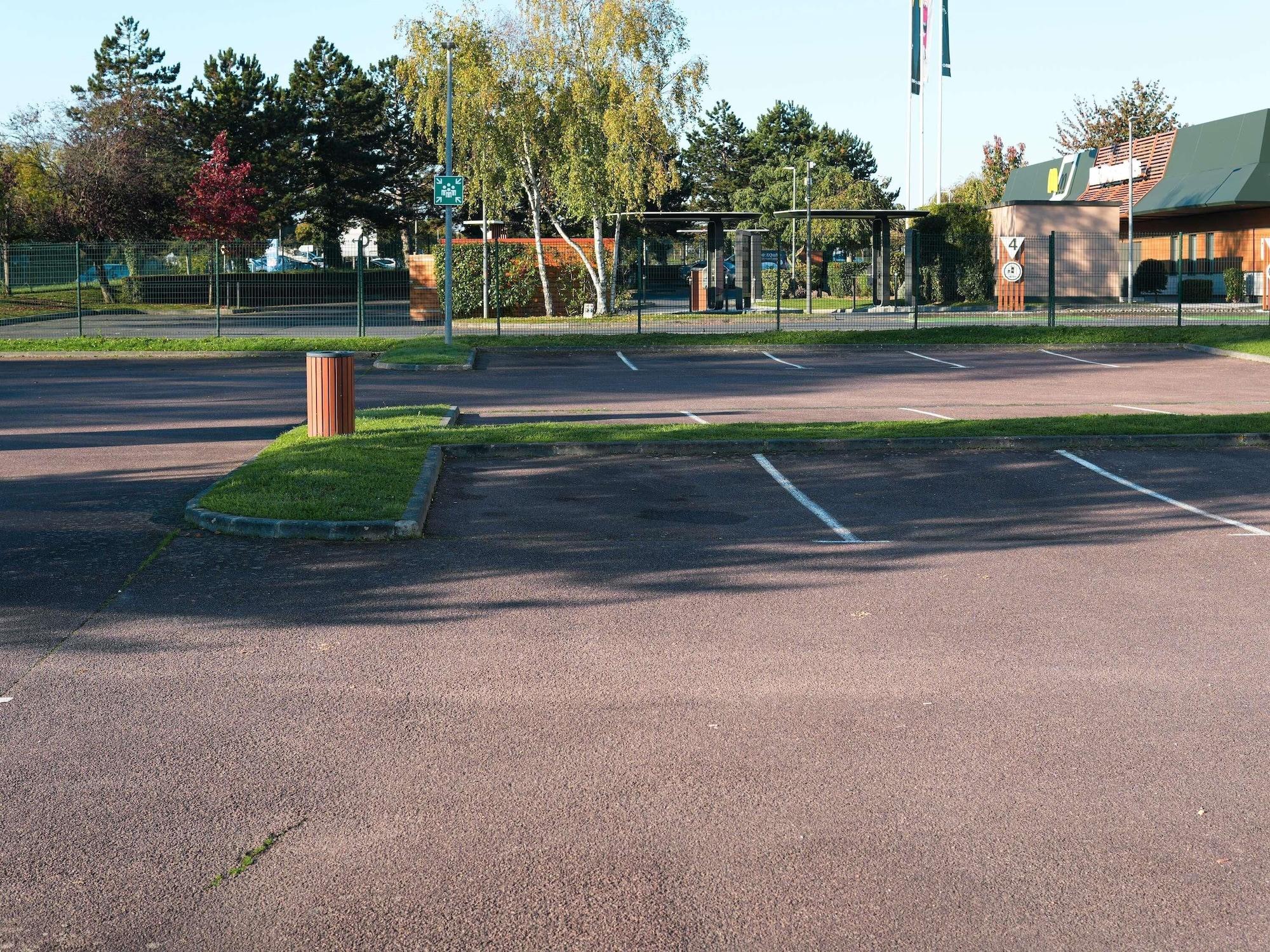 Varios ibis budget Caen Porte de Bretagne