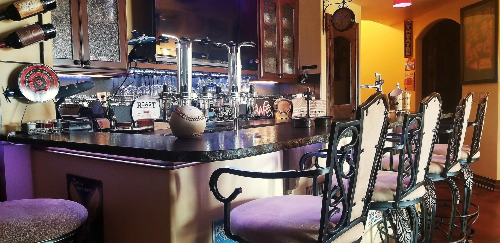 Bar/Salón Chateau du Pikes Peak, a Tuscany Retreat