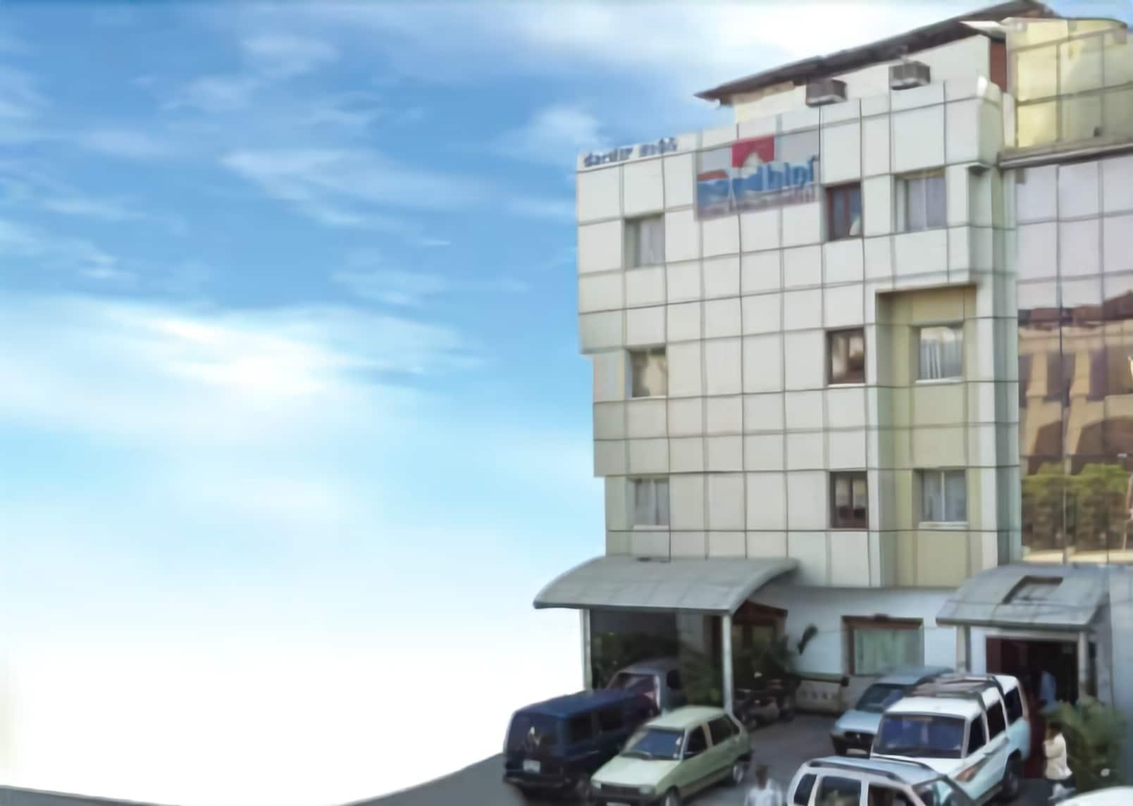 Vista Exterior Hotel Nandhini - Minerva Circle