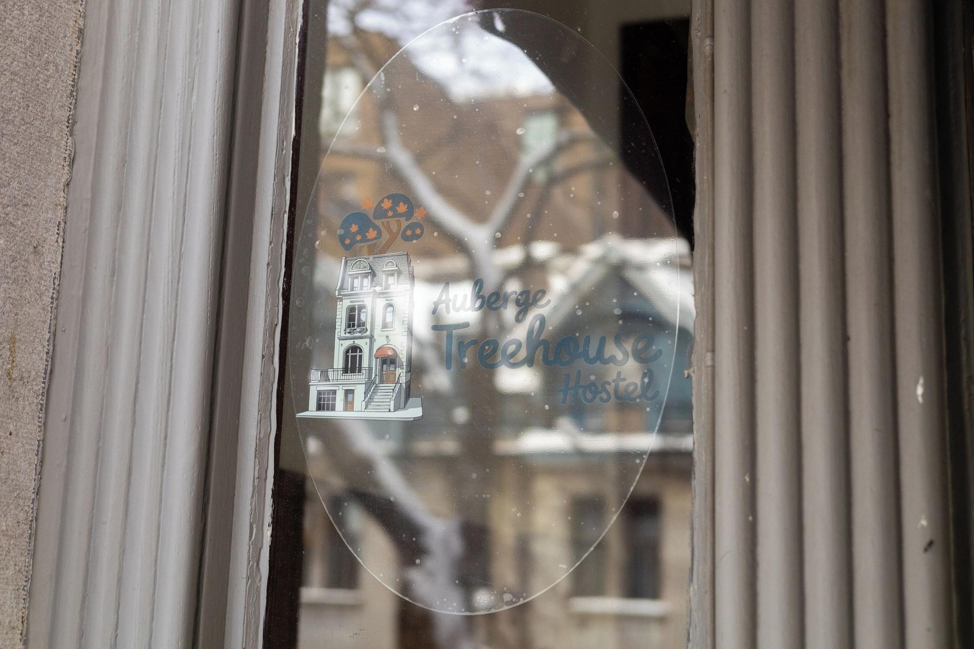 Varios Treehouse Hostel