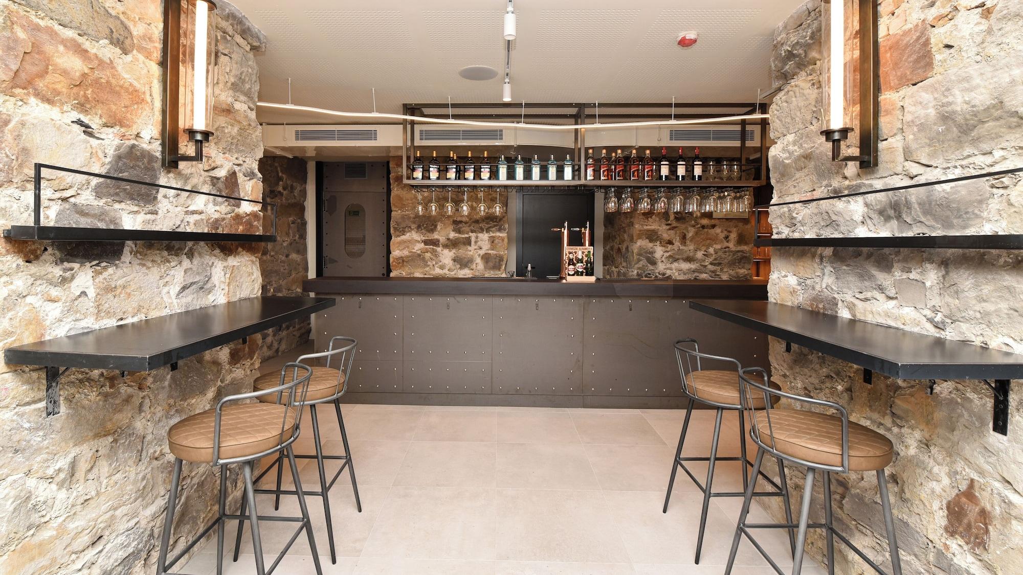 Bar/Salón Latroupe La Granja