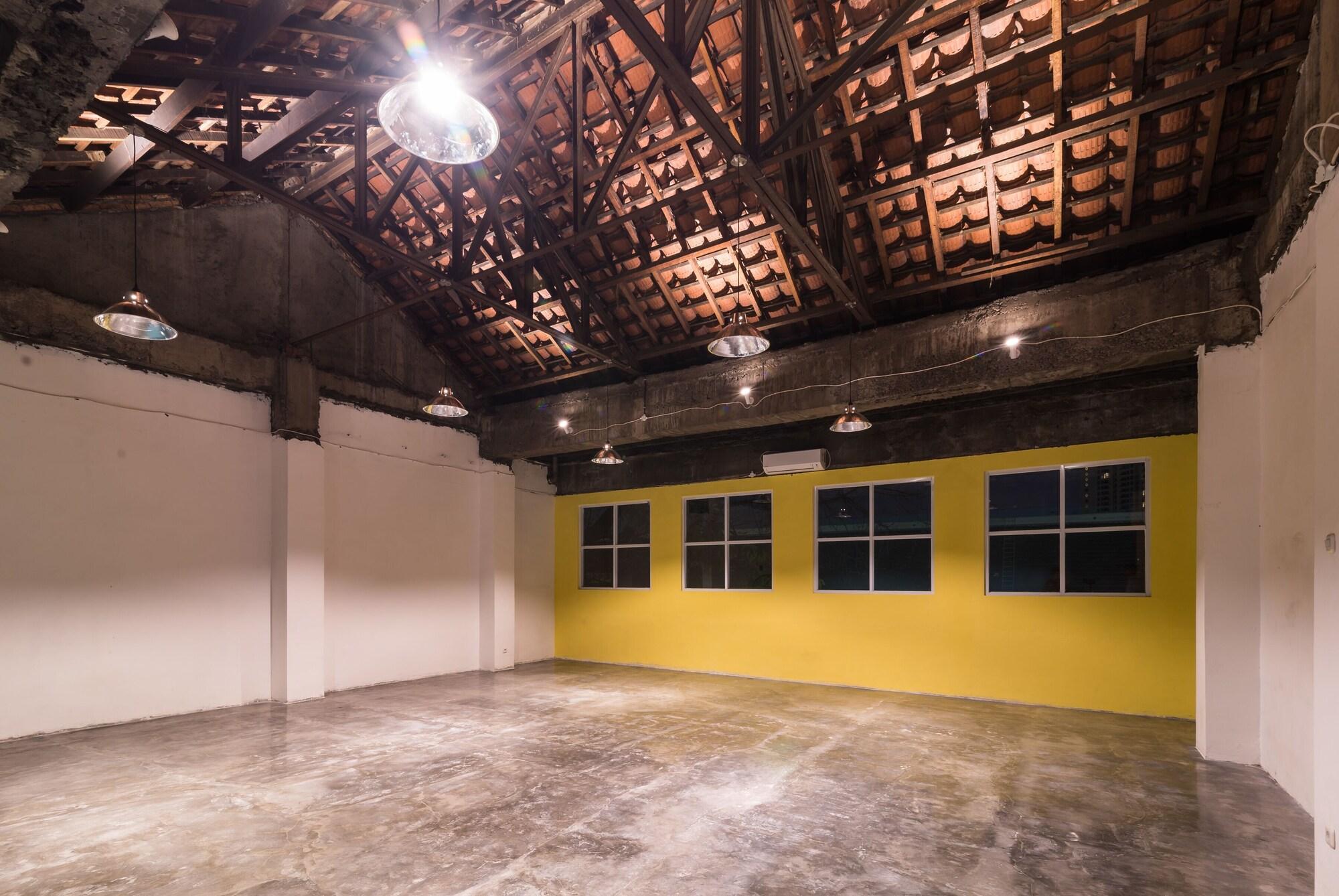 Sala de Reuniones Wonderloft Hostel Kota Tua