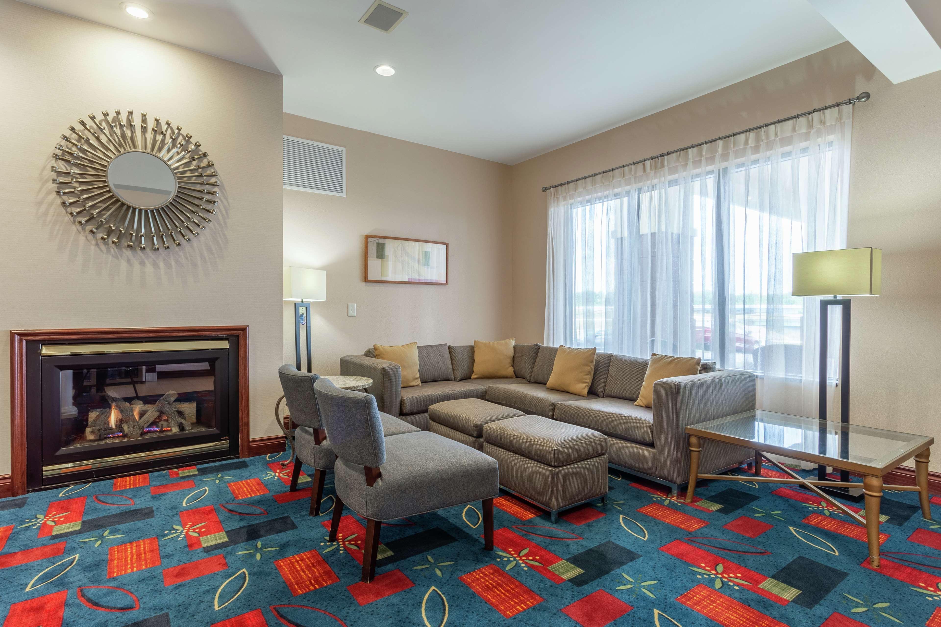 Vista Lobby Hampton Inn Jefferson City at Capital Mall