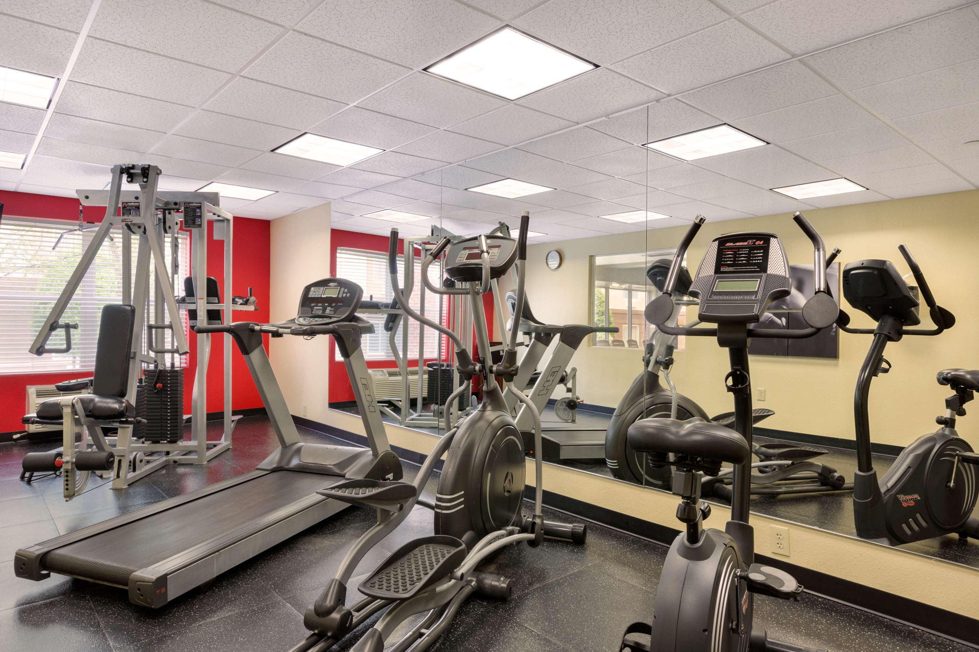 Gimnasio Country Inn & Suites by Radisson, Chester, VA