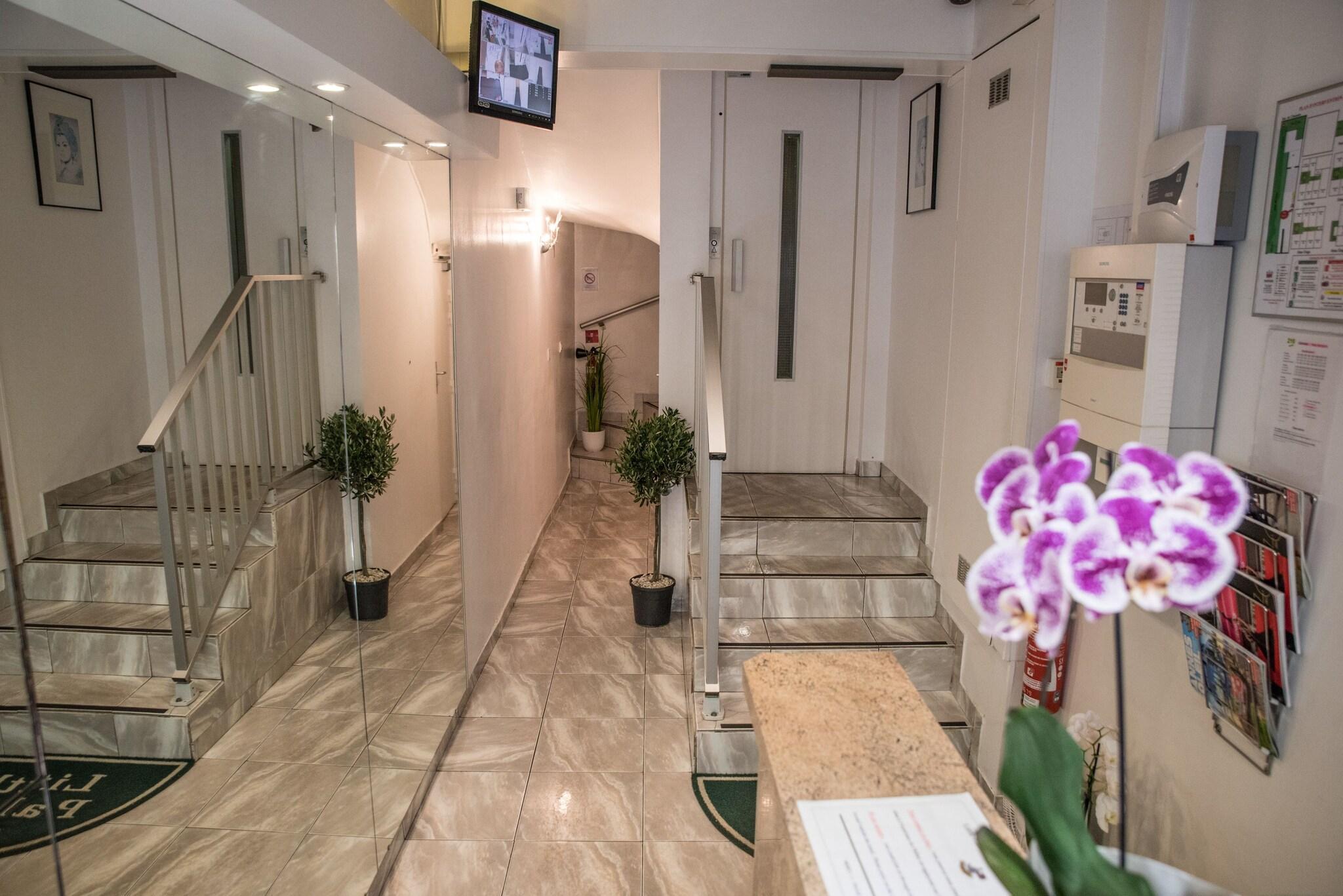 Vista Lobby Little Palace