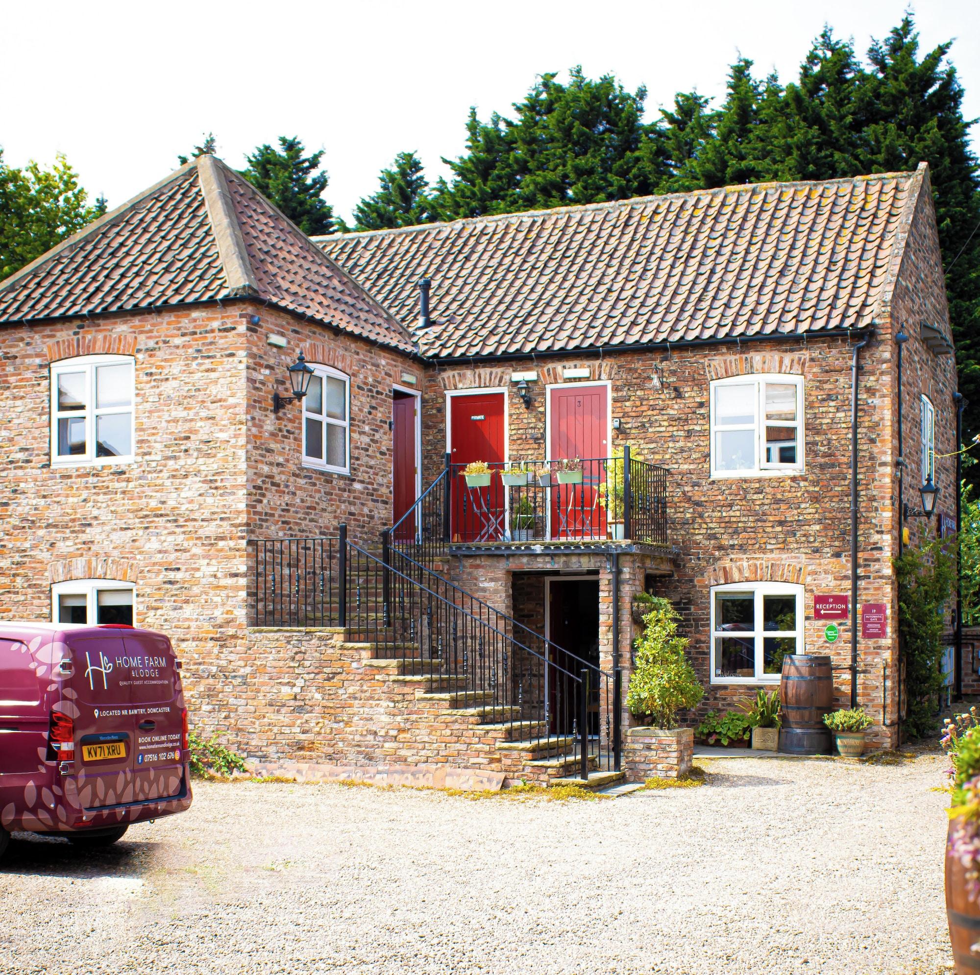 Vista Exterior Home Farm & Lodge