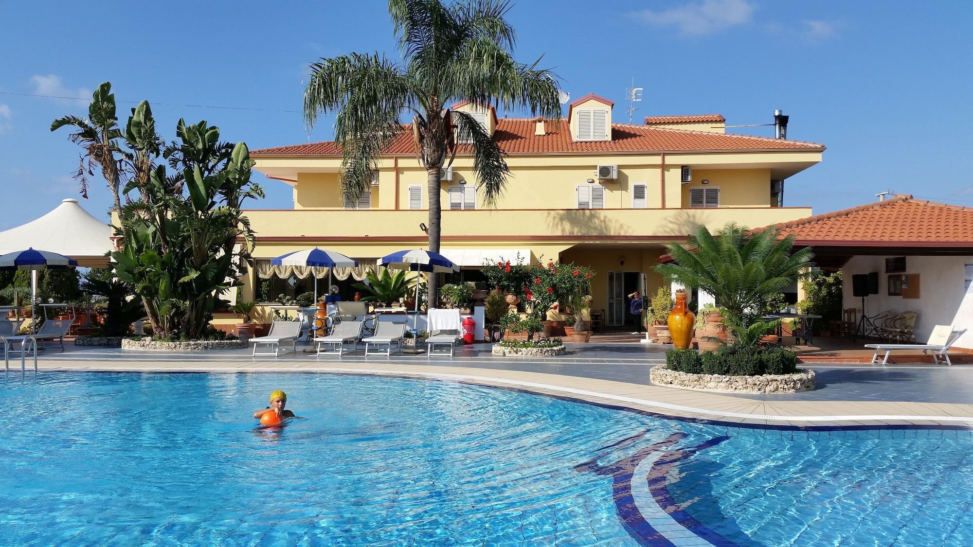 Vista Exterior Hotel Damanse