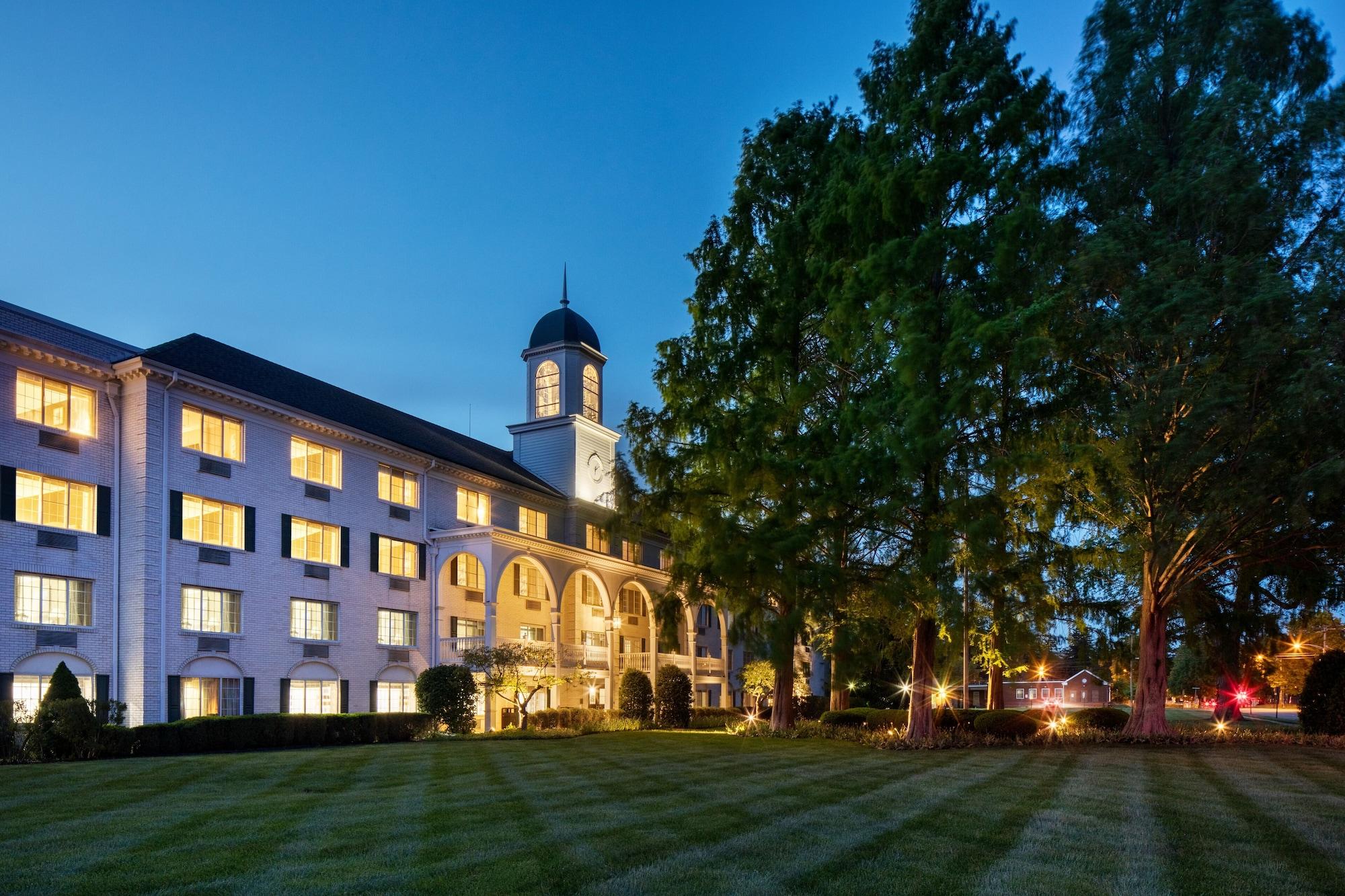 Varios Madison Hotel