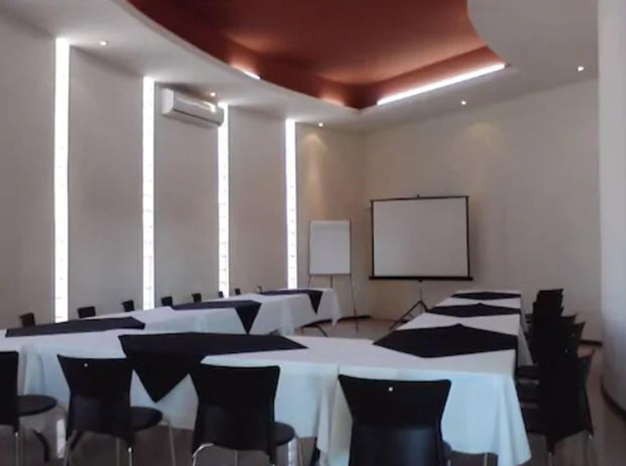 Centro de Negocios American Inn Hotel & Suites Delicias